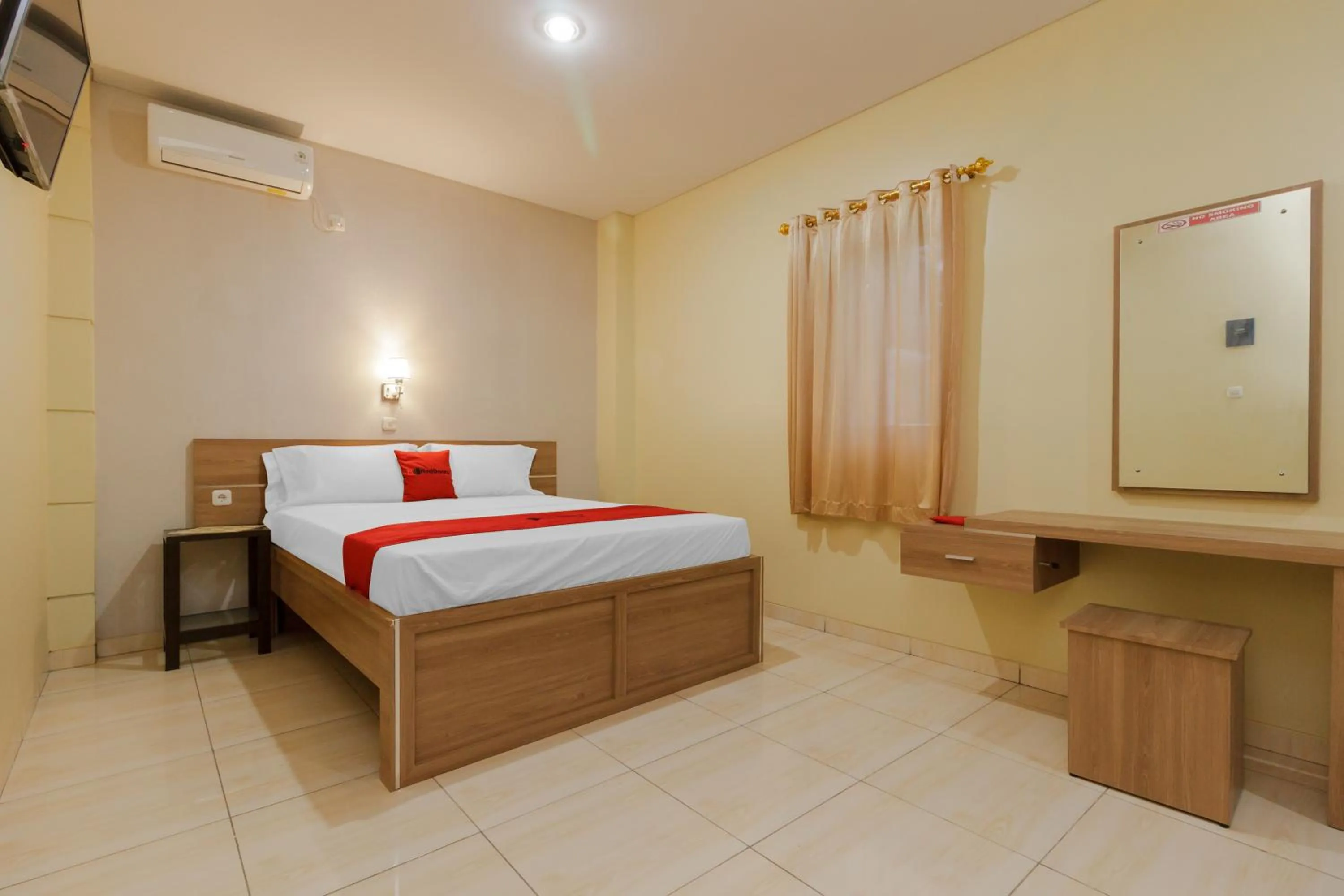 Bedroom, Bed in RedDoorz Plus near Pantai Malalayang Manado