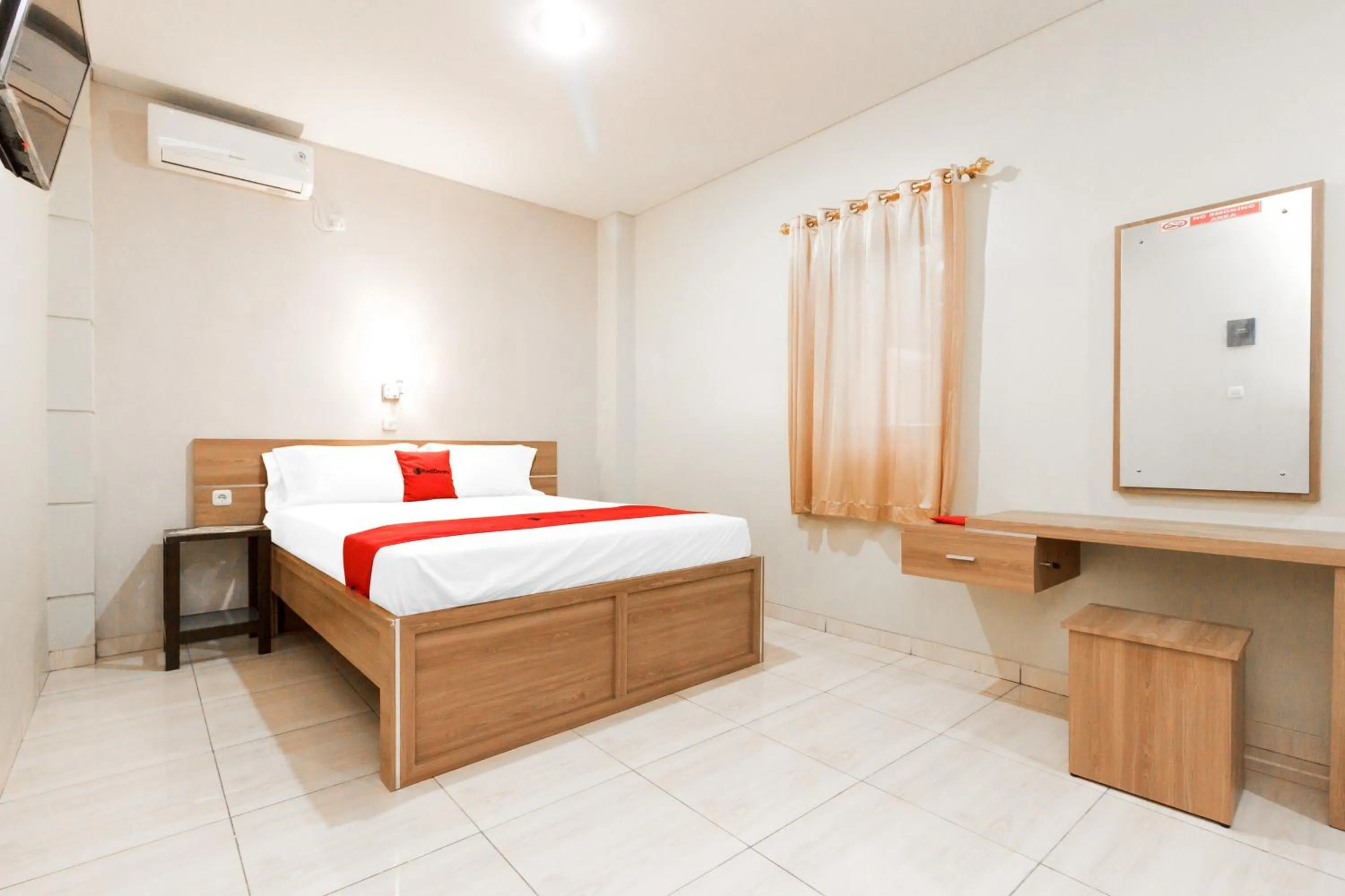 Bedroom, Bed in RedDoorz Plus near Pantai Malalayang Manado