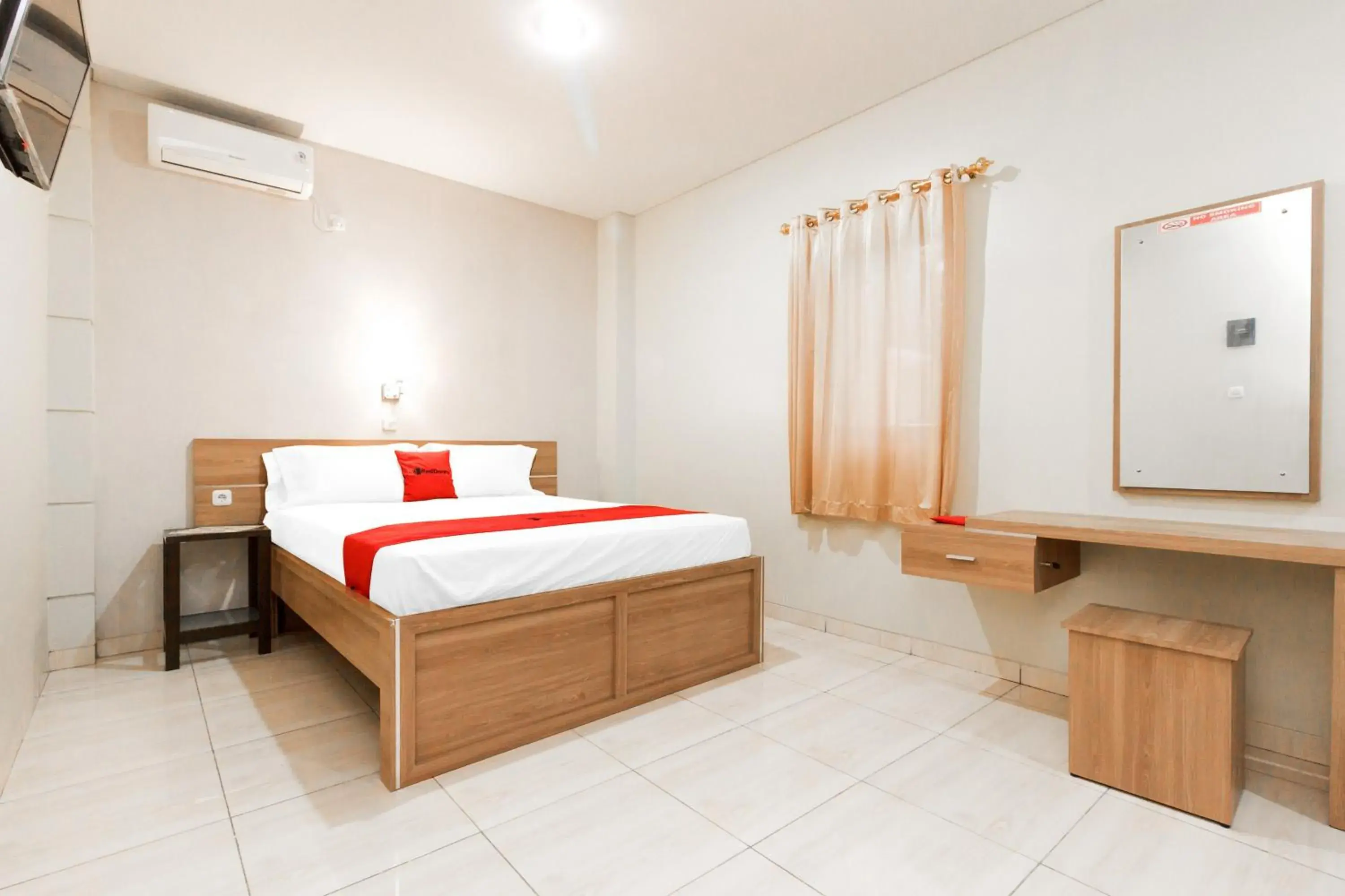 Deluxe Double or Twin Room in RedDoorz Plus near Pantai Malalayang Manado Deluxe Double or Twin Room in RedDoorz Plus near Pantai Malalayang Manado