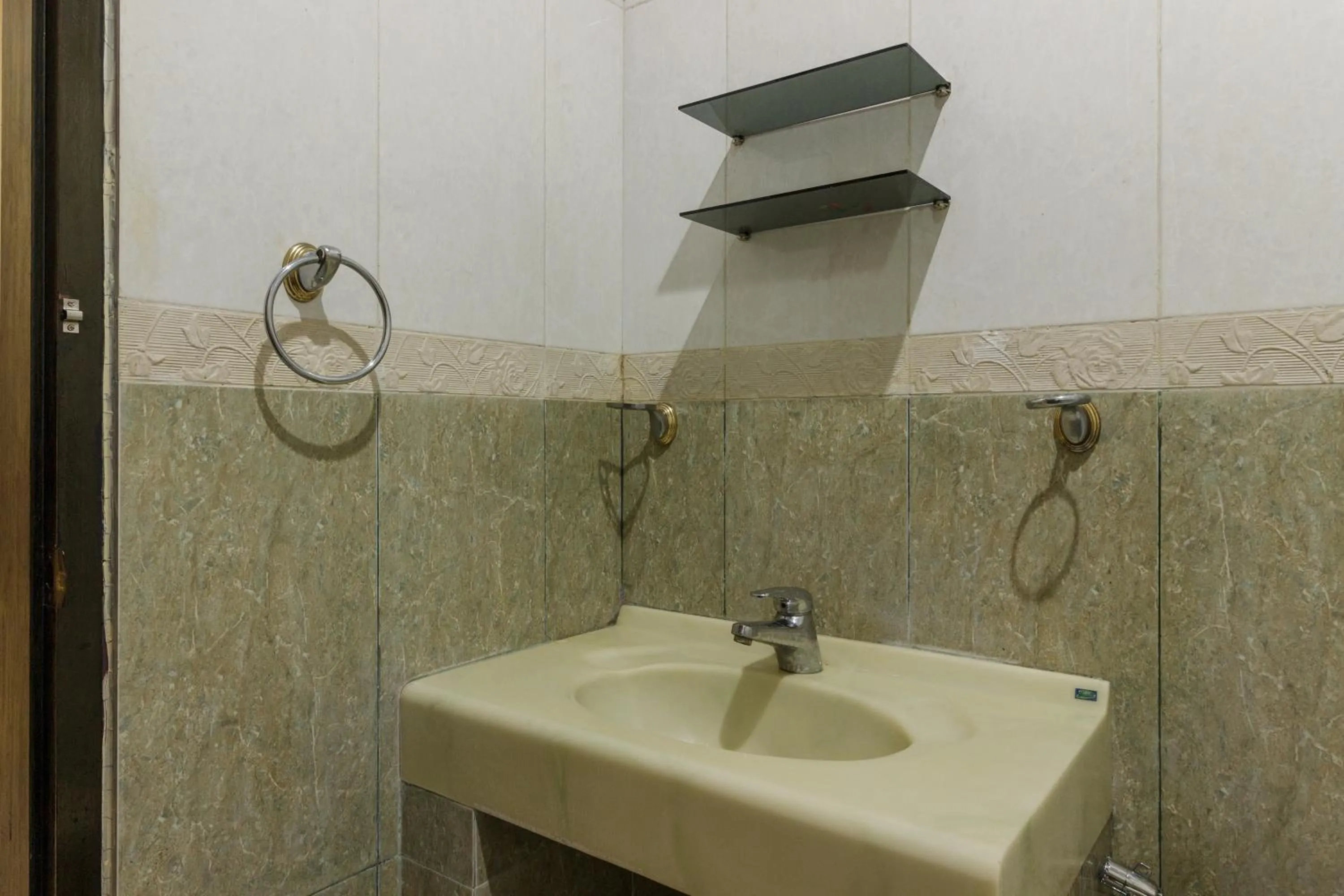 Bathroom in RedDoorz Plus near Pantai Malalayang Manado