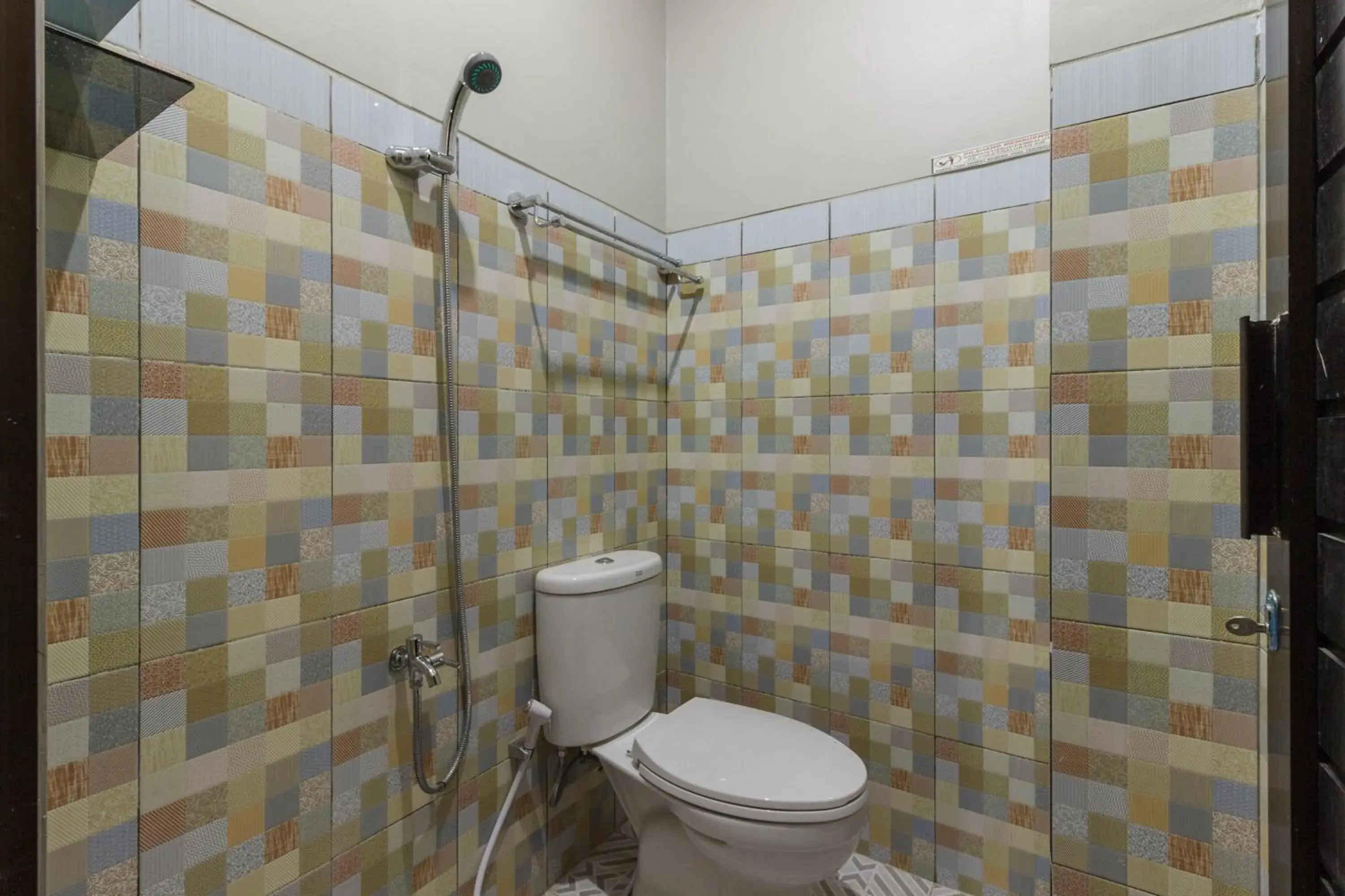 Bathroom in RedDoorz Plus near Pantai Malalayang Manado Bathroom in RedDoorz Plus near Pantai Malalayang Manado