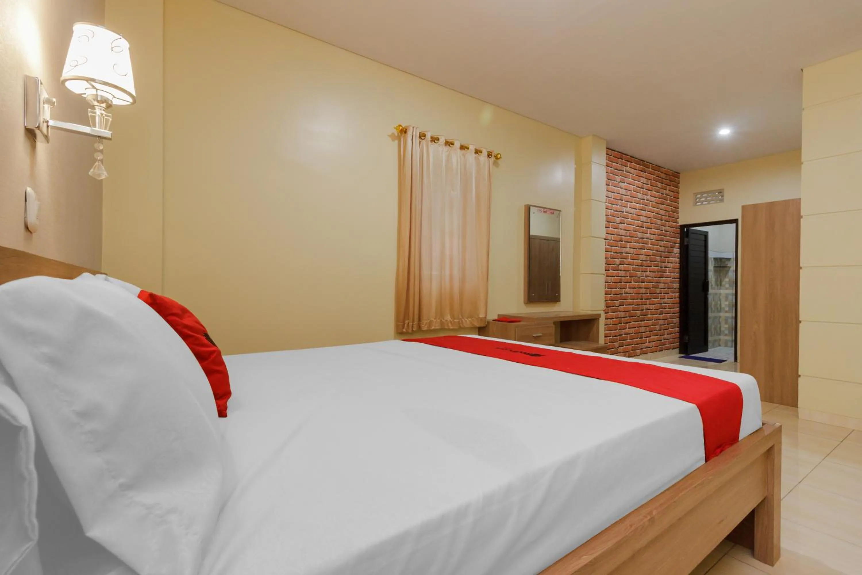 Bedroom, Bed in RedDoorz Plus near Pantai Malalayang Manado