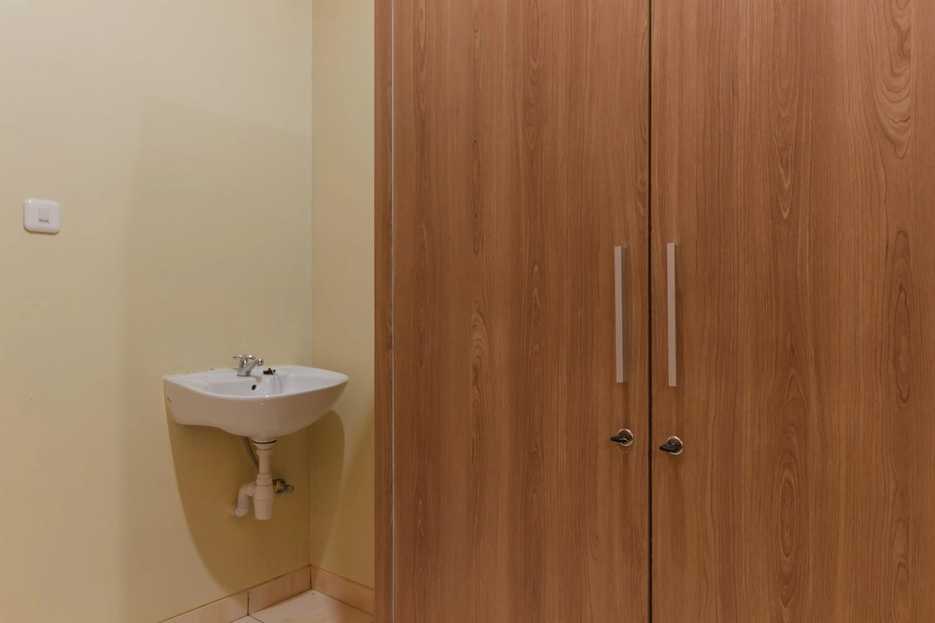 Bathroom in RedDoorz Plus near Pantai Malalayang Manado