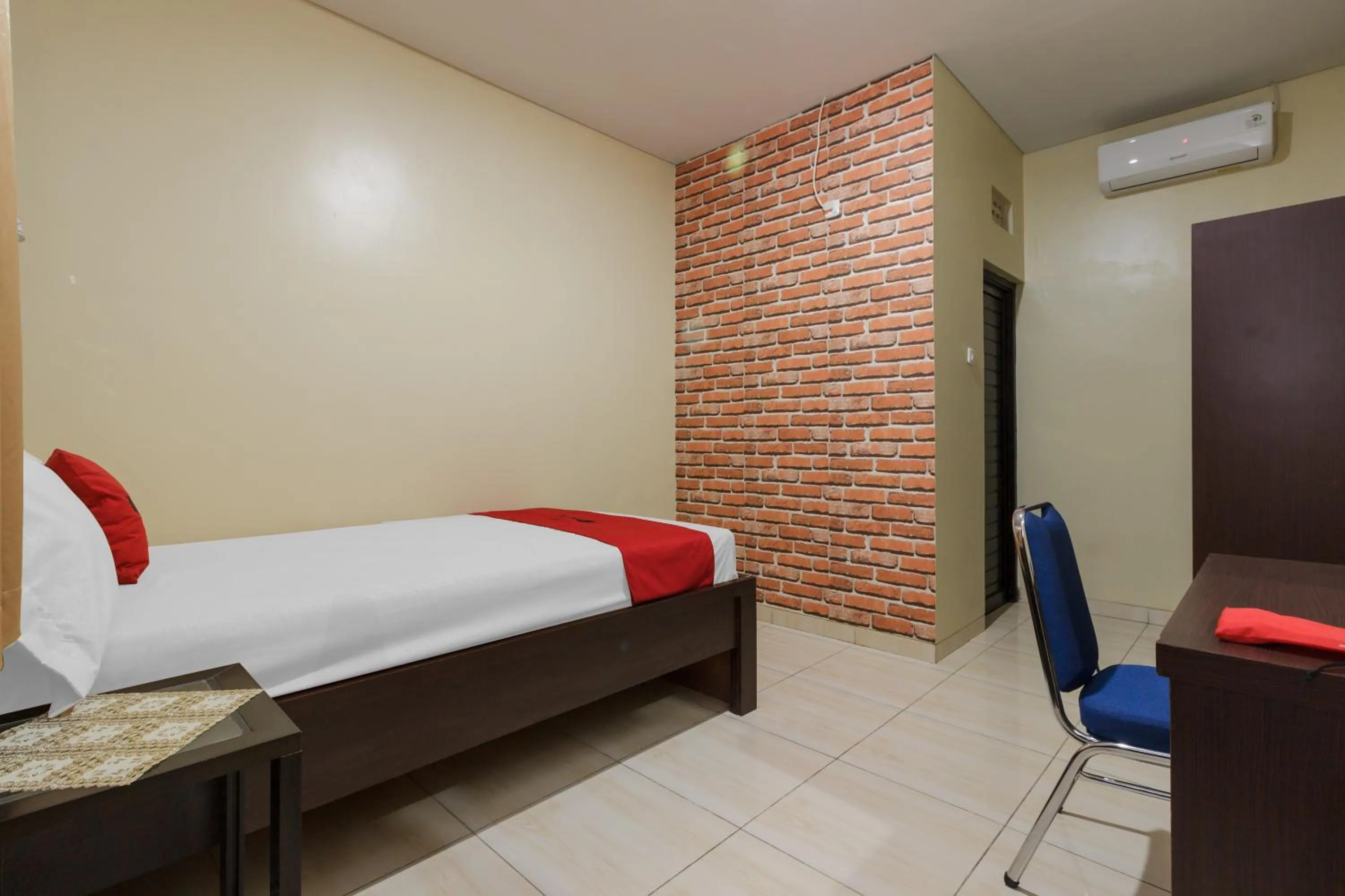 Bedroom, Bed in RedDoorz Plus near Pantai Malalayang Manado