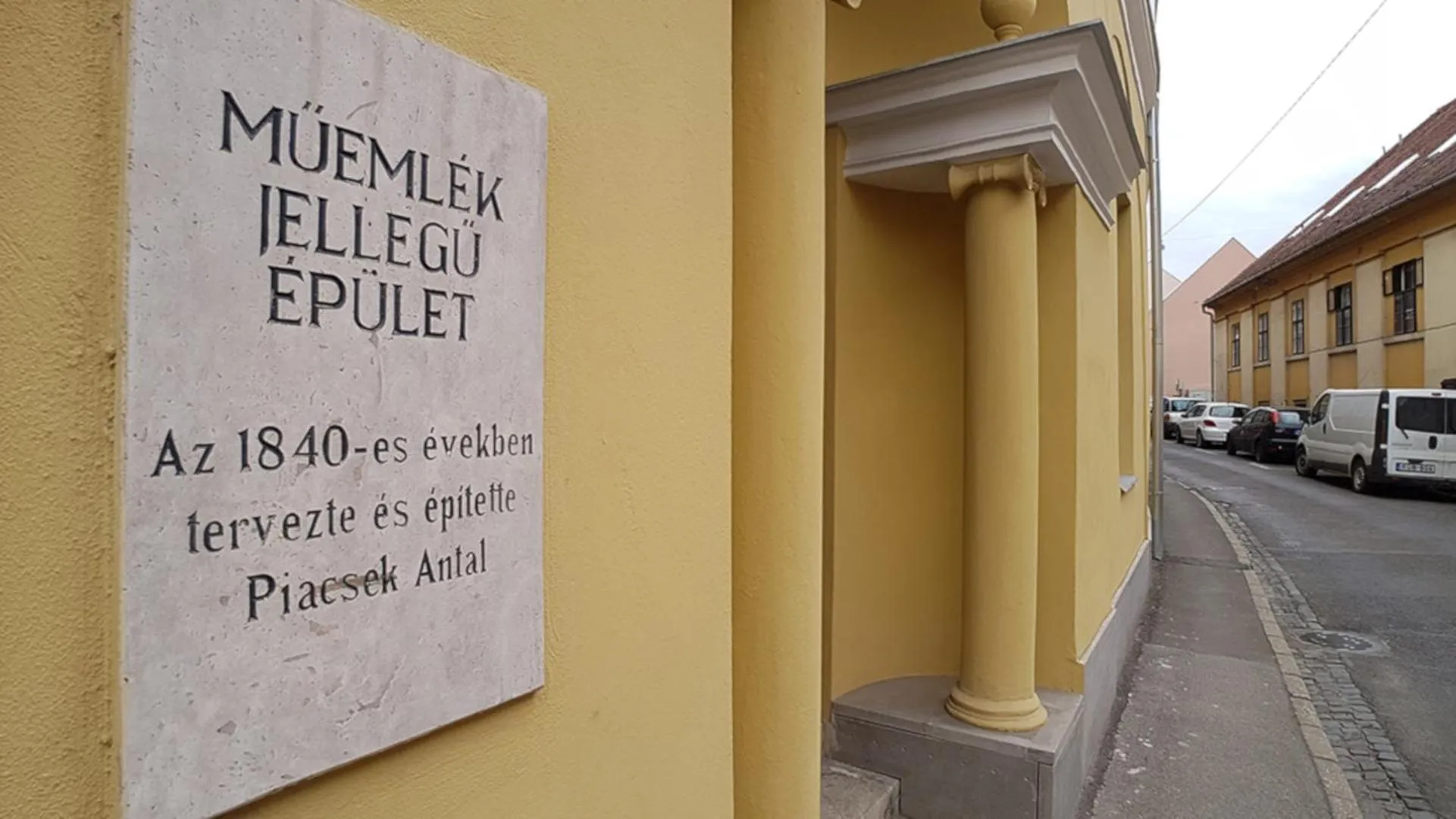 Property building in Piacsek Apartmanház