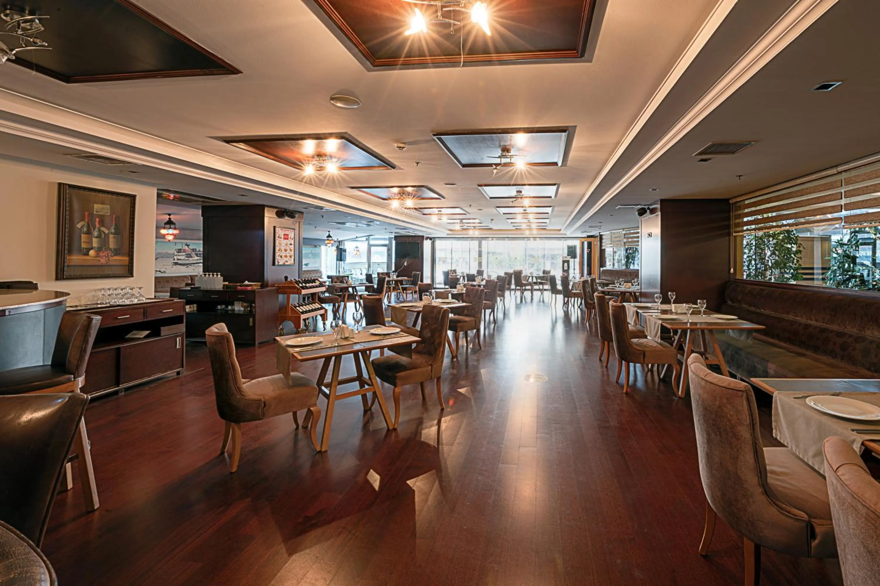 Restaurant/places to eat in Dream Hill Business Deluxe Hotel Asia
