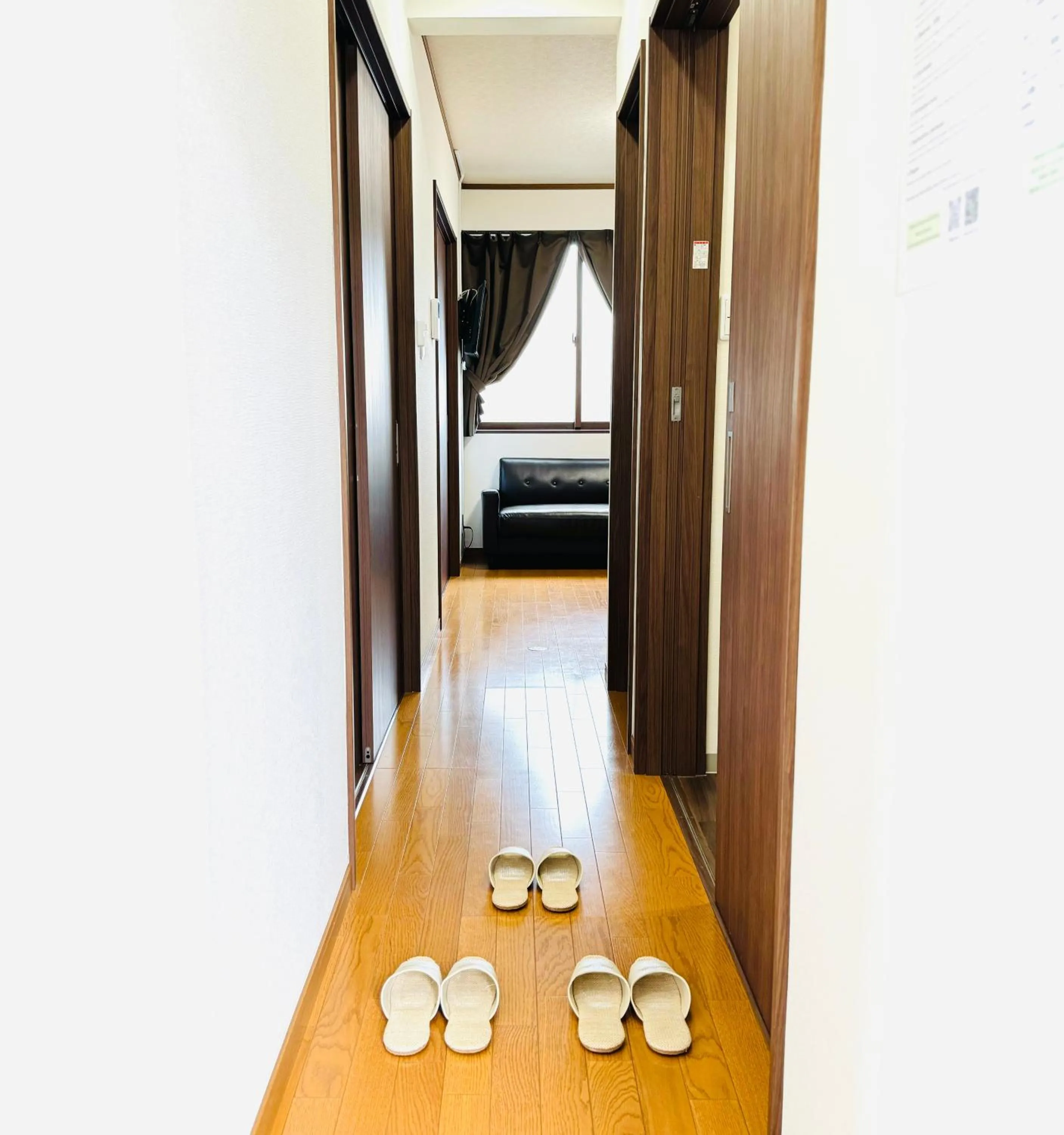 Facade/entrance, Bed in Thanyaporn Hotel