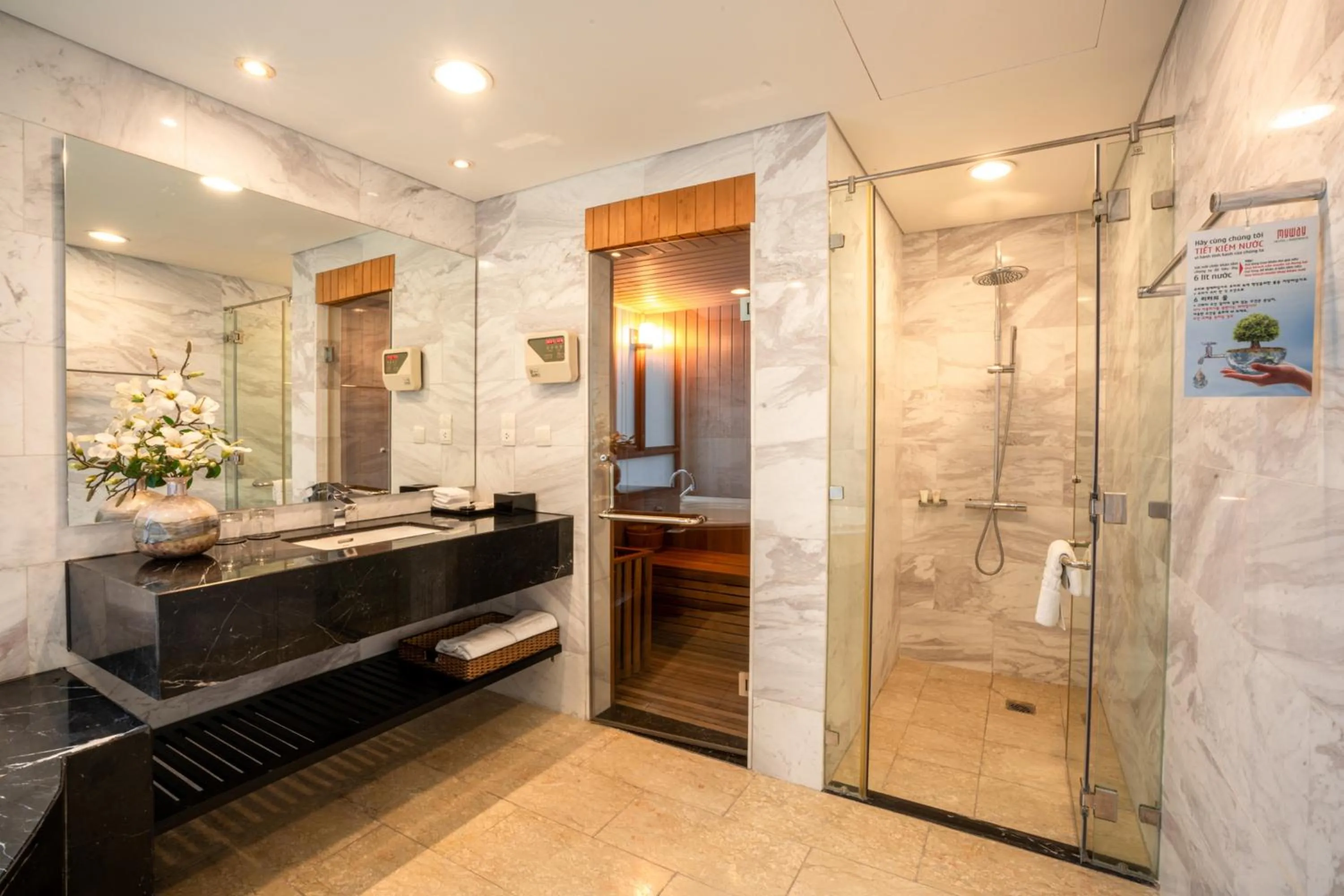 Shower in My Way Hotel & Residence Ha Noi