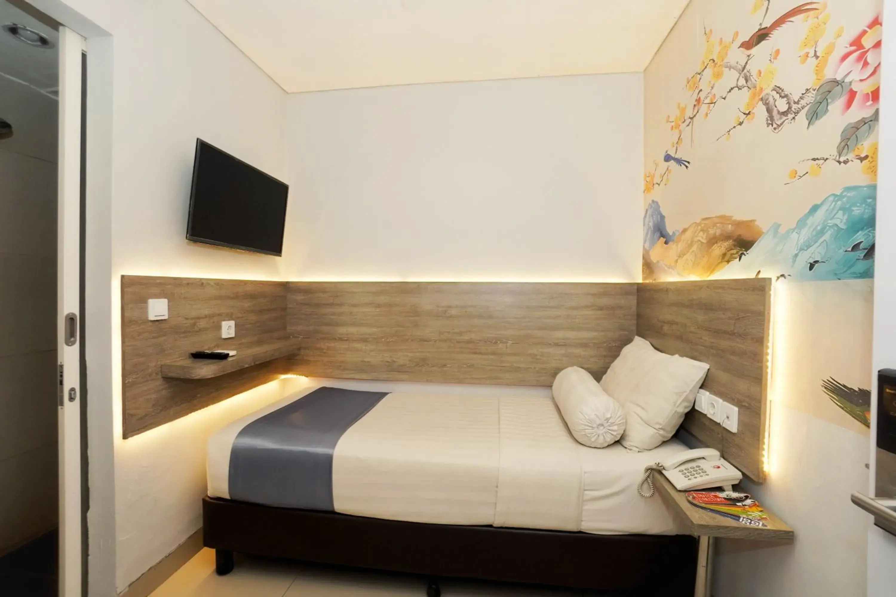 Bed in Front One Budget Hotel Slamet Riyadi Solo Bed in Front One Budget Hotel Slamet Riyadi Solo