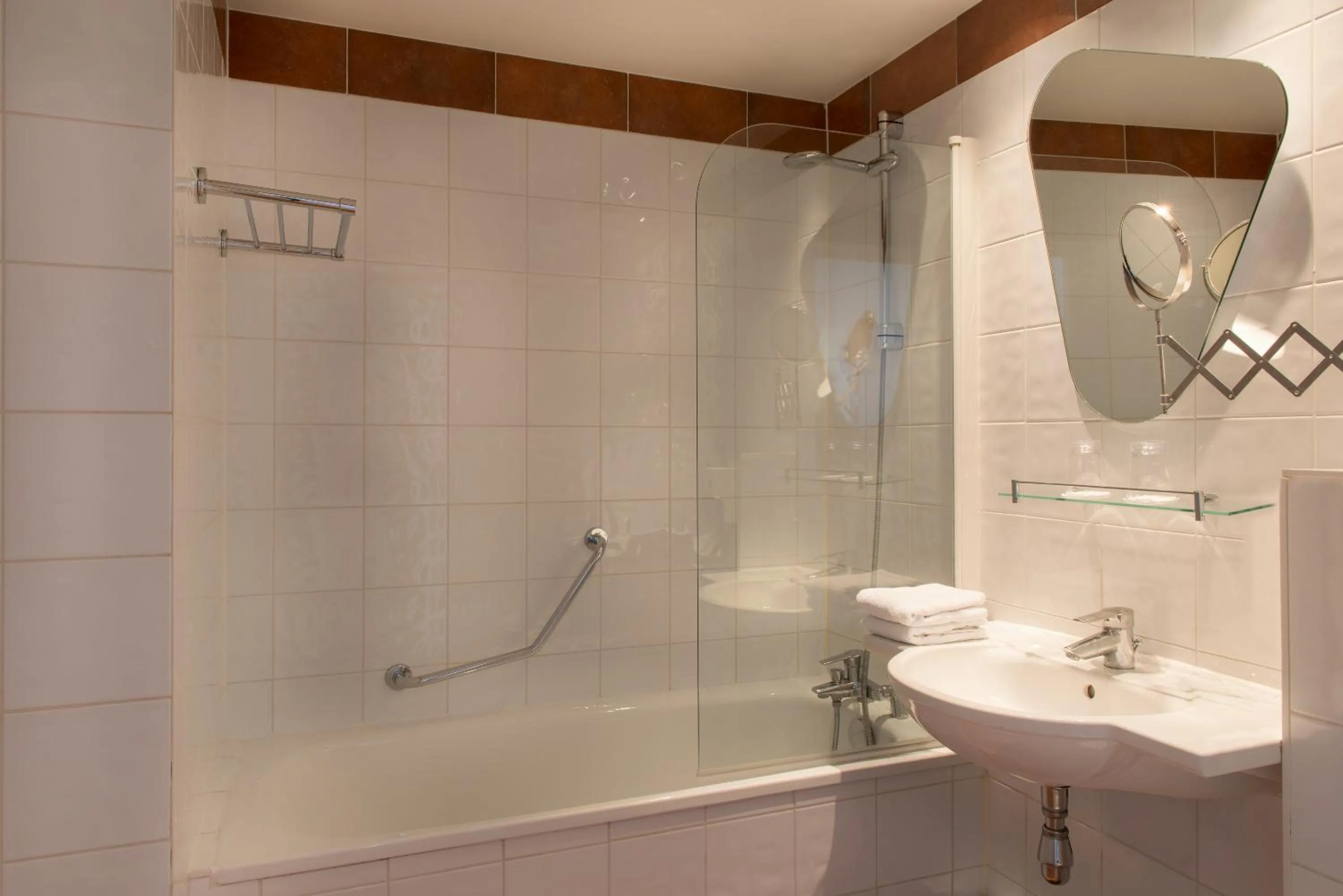 Bathroom in Hotel Magenta 38 by Happyculture