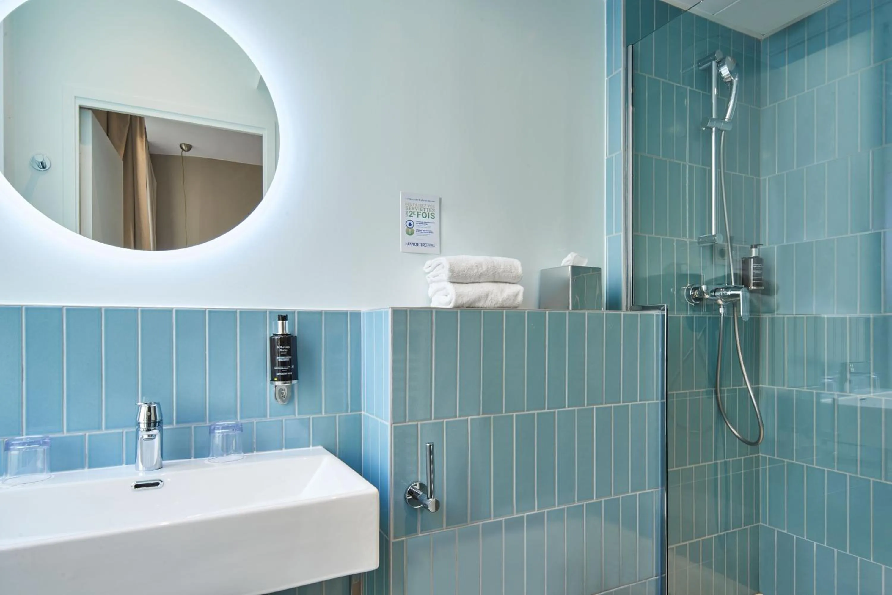 Bathroom in Hotel Magenta 38 by Happyculture