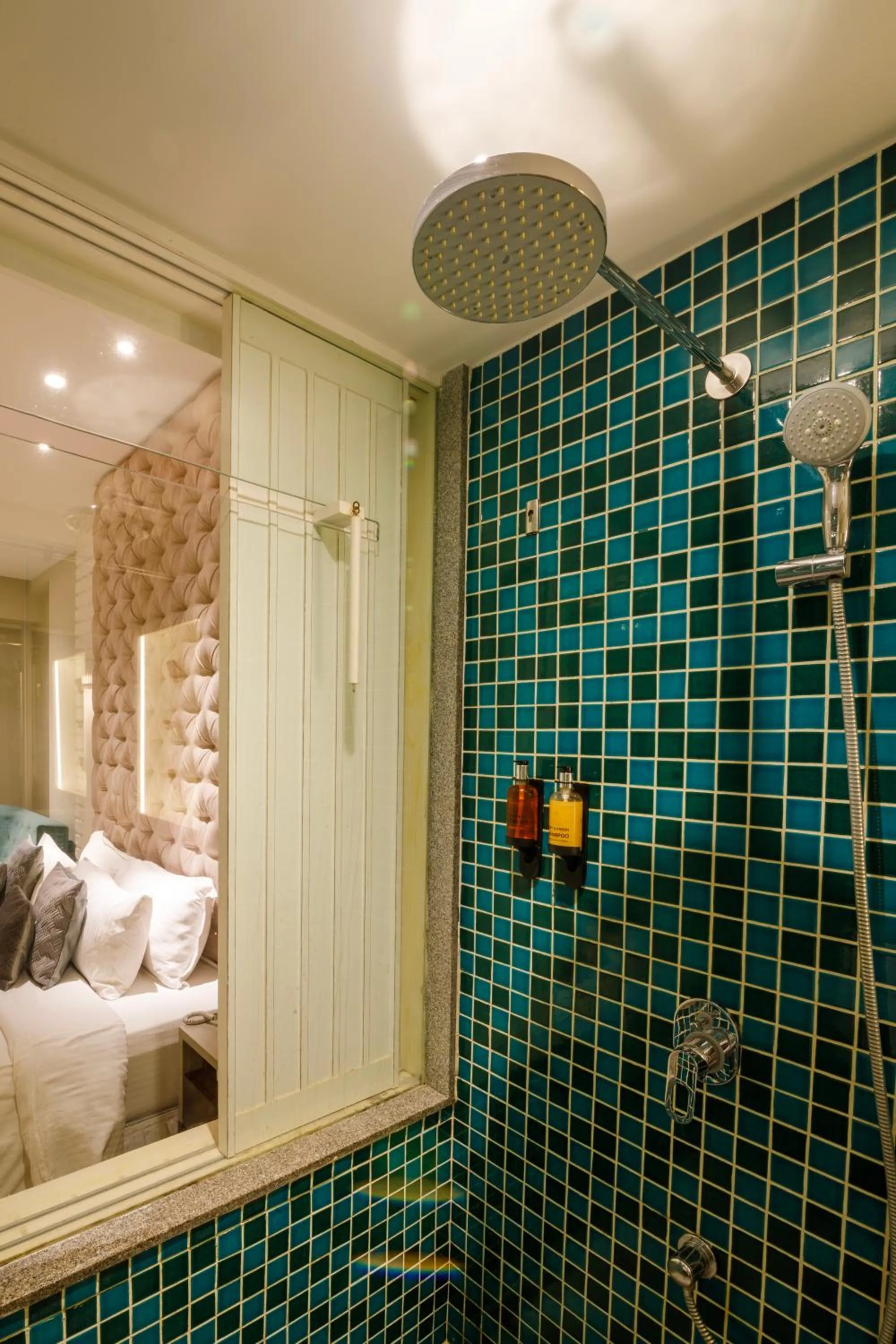 Shower, Bed in Villa Donna