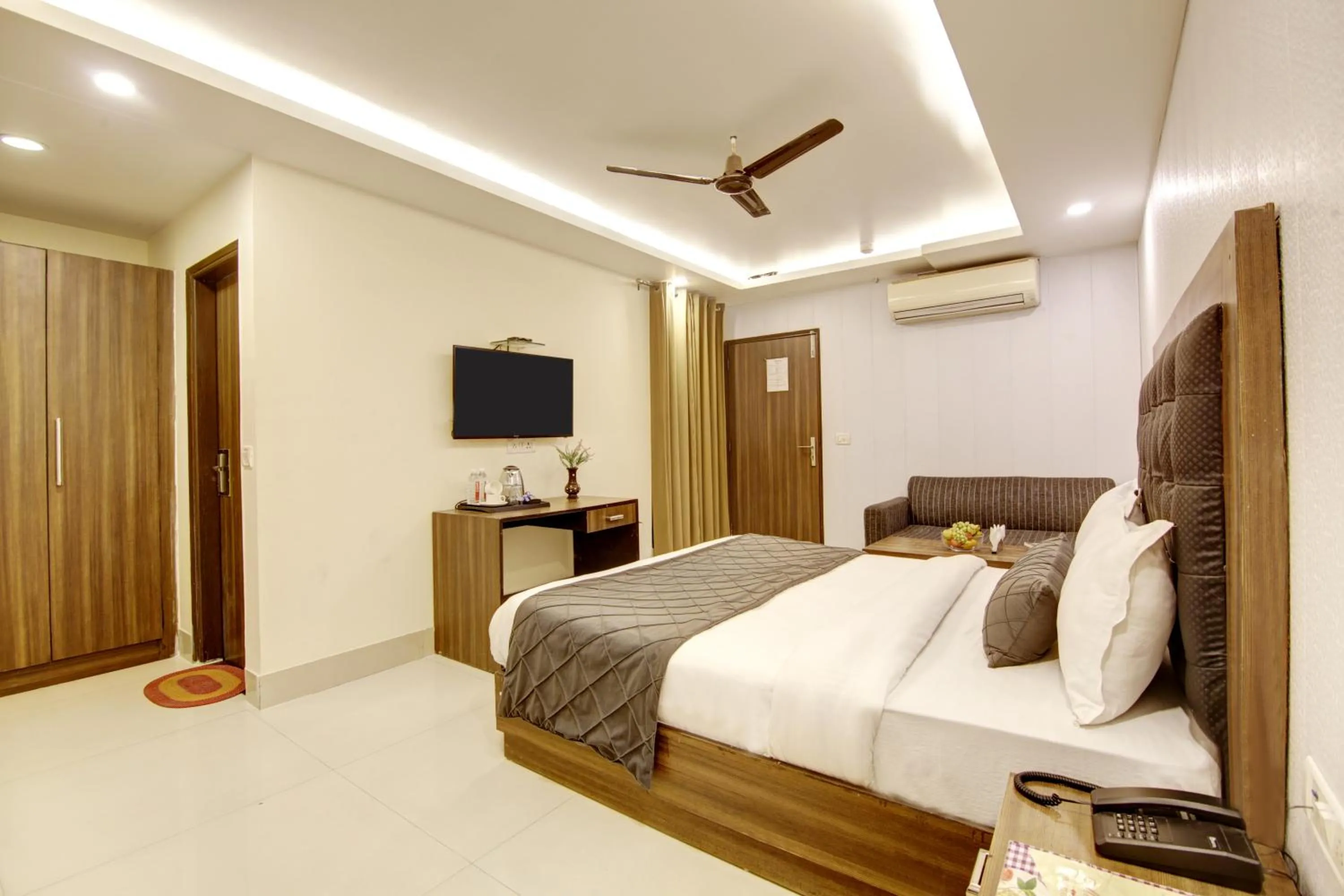 Communal lounge/ TV room, Bed in RTS Hotel