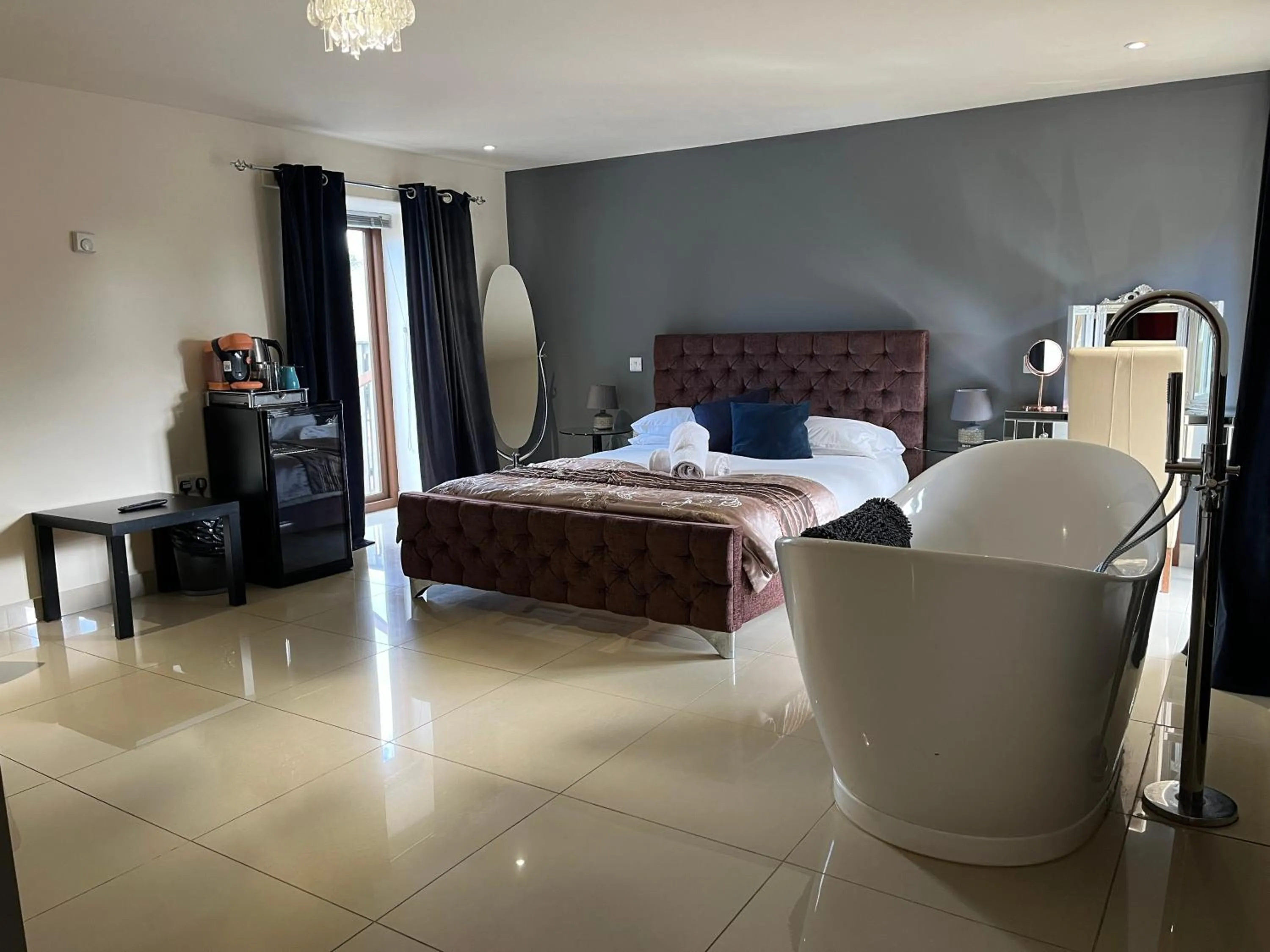 Country King with Bath in Hills Farm Stays