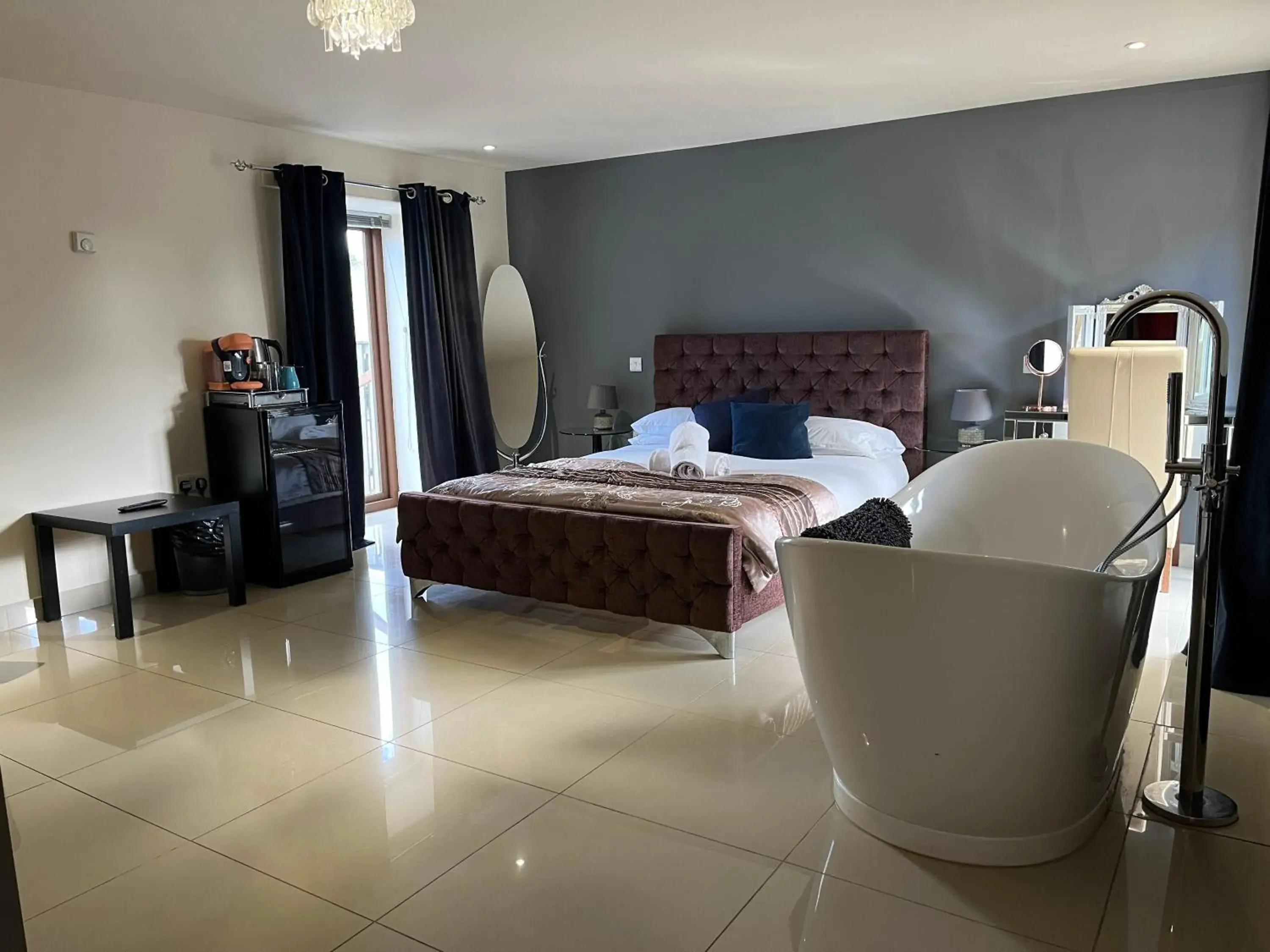 Country King with Bath in Hills Farm Stays Country King with Bath in Hills Farm Stays