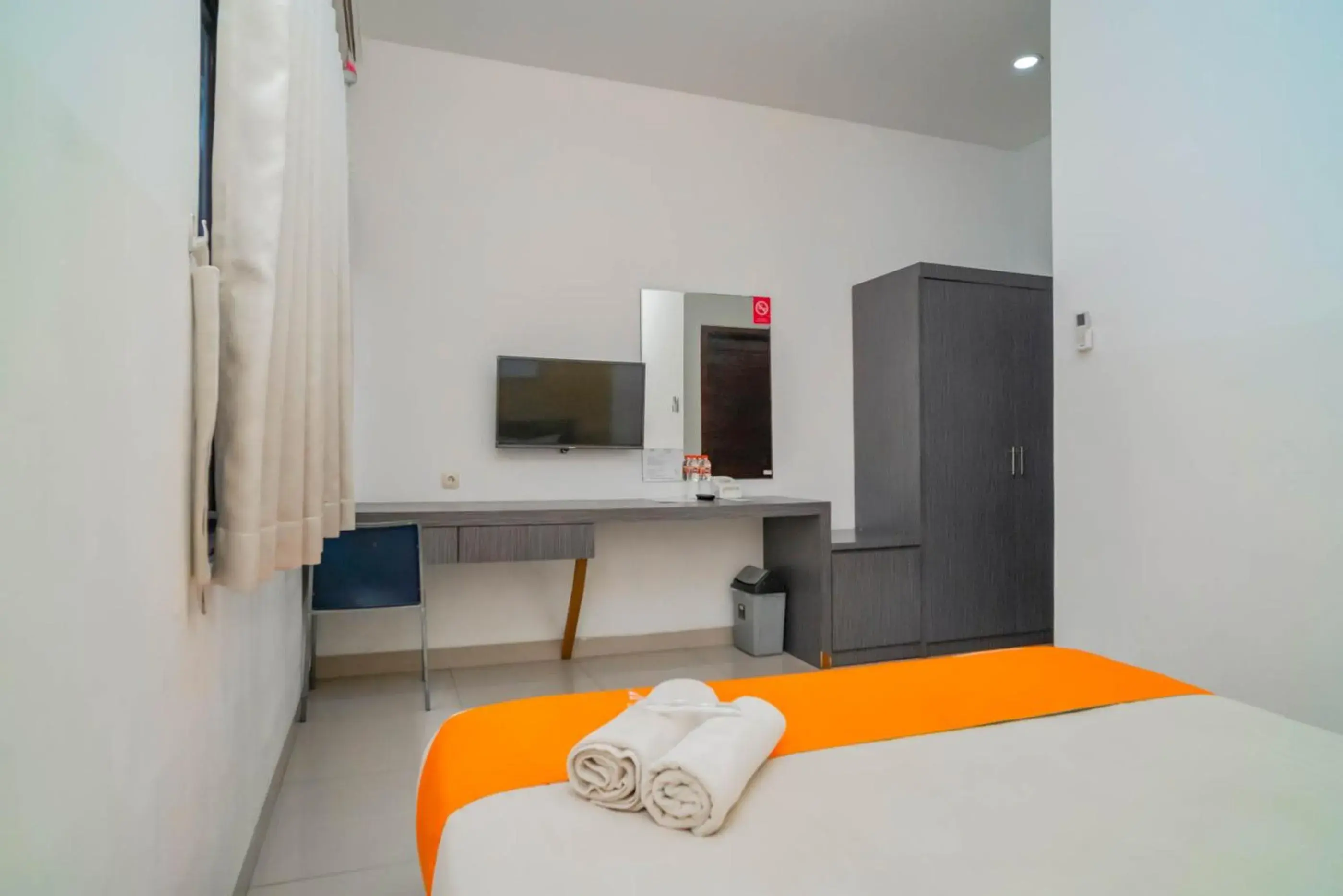 Photo of the whole room, Bed in Sans Hotel Widarasari Cirebon Photo of the whole room, Bed in Sans Hotel Widarasari Cirebon