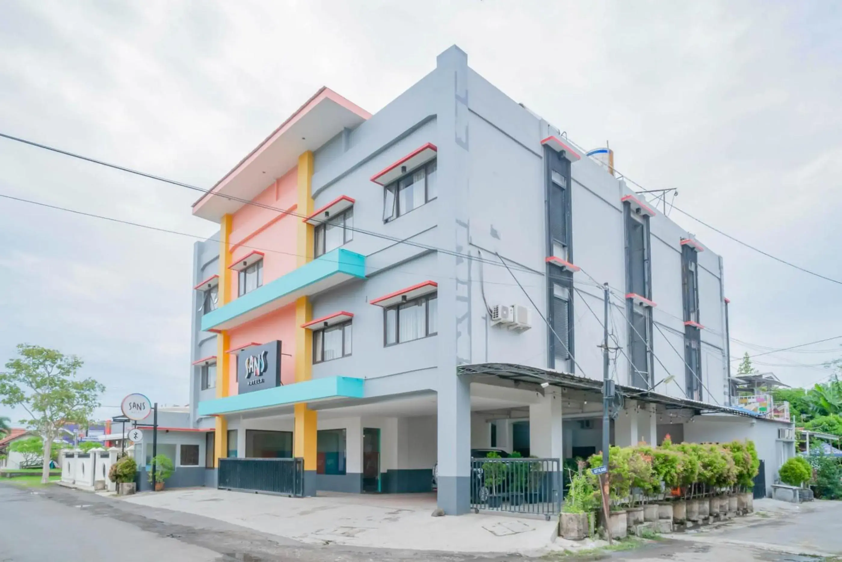 Property building in Sans Hotel Widarasari Cirebon Property building in Sans Hotel Widarasari Cirebon