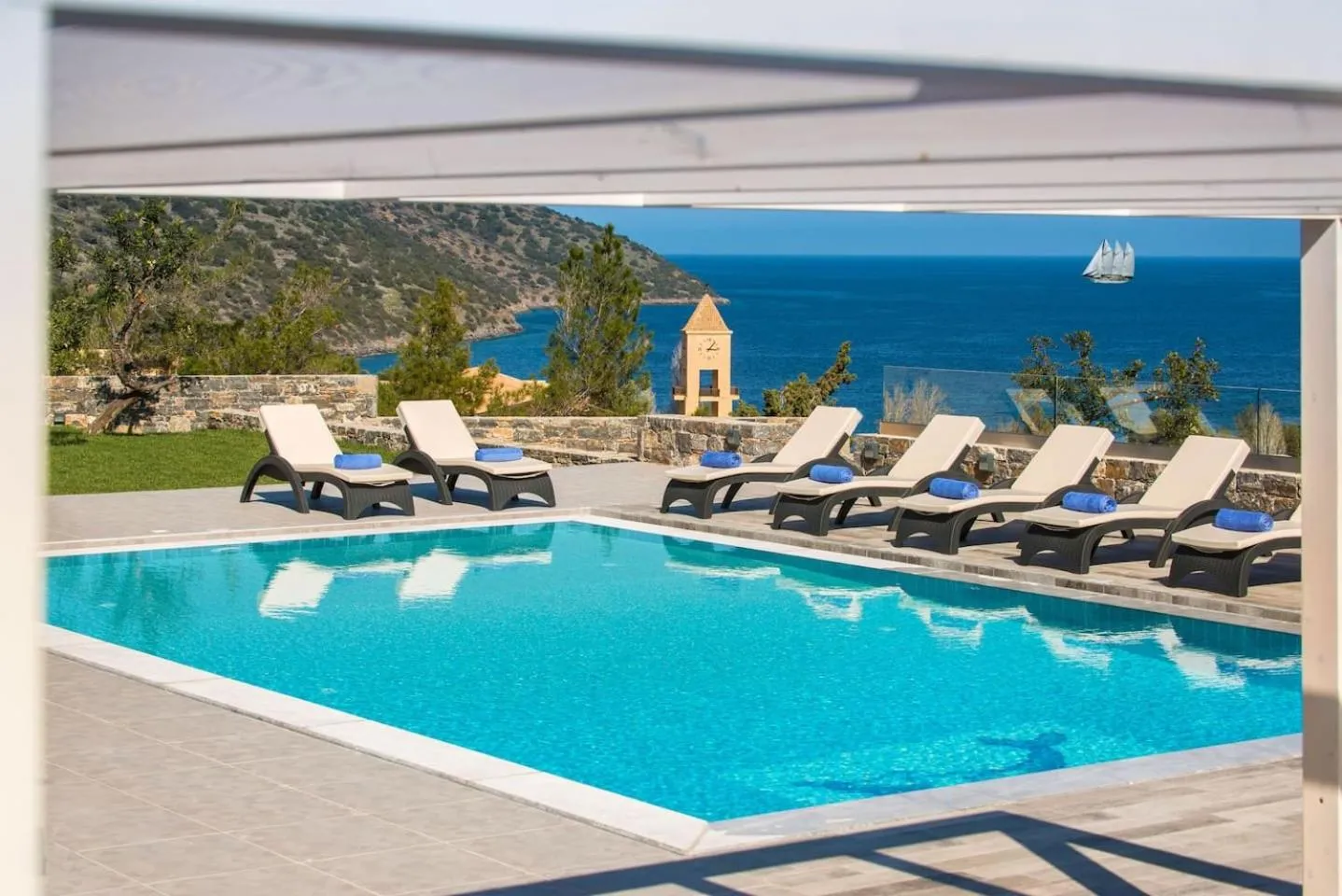 Pool view in Villa Bellelen