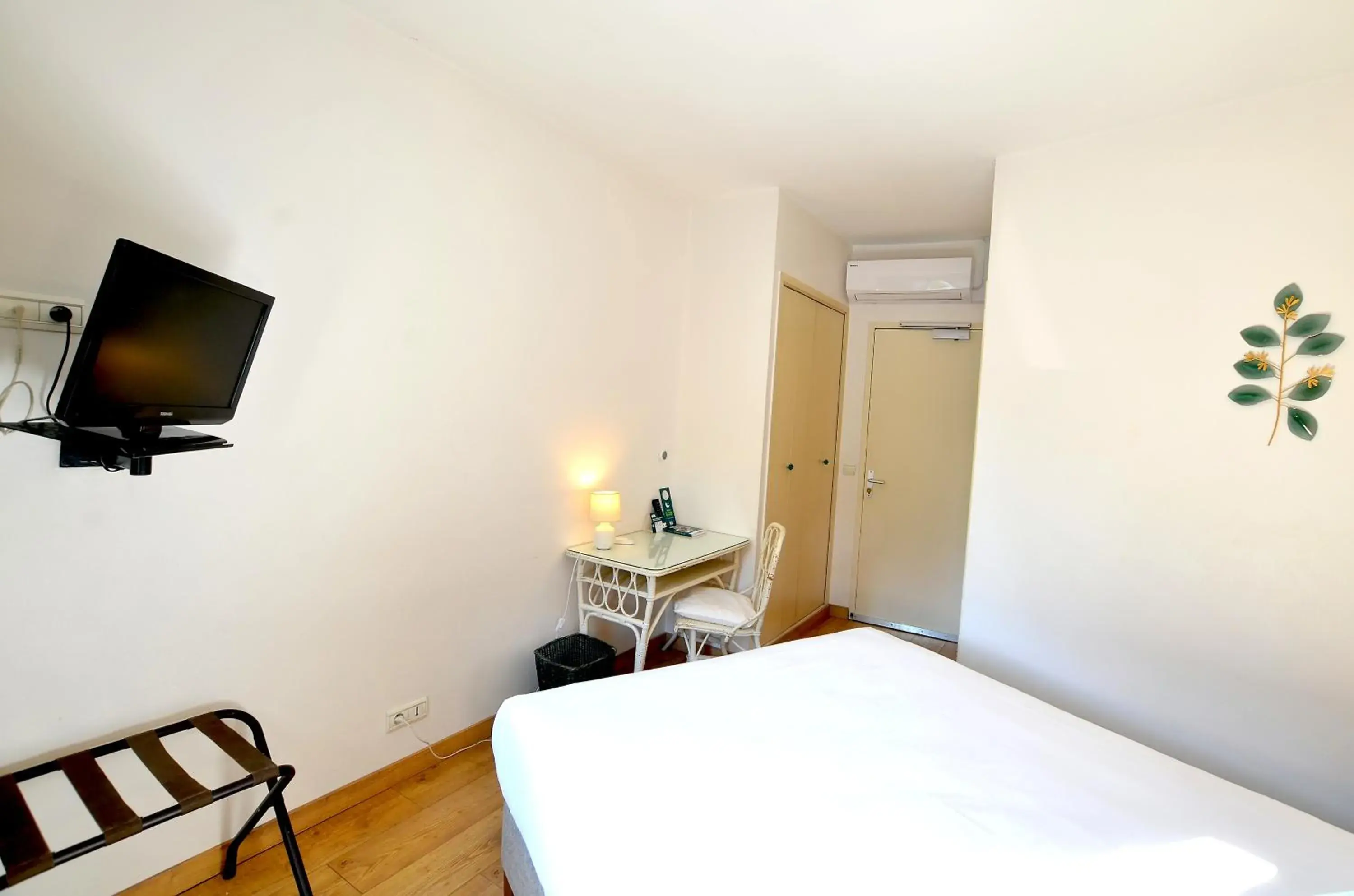 Bedroom, Bed in Logis Hôtels - Hôtel Restaurant du Midi Bedroom, Bed in Logis Hôtels - Hôtel Restaurant du Midi