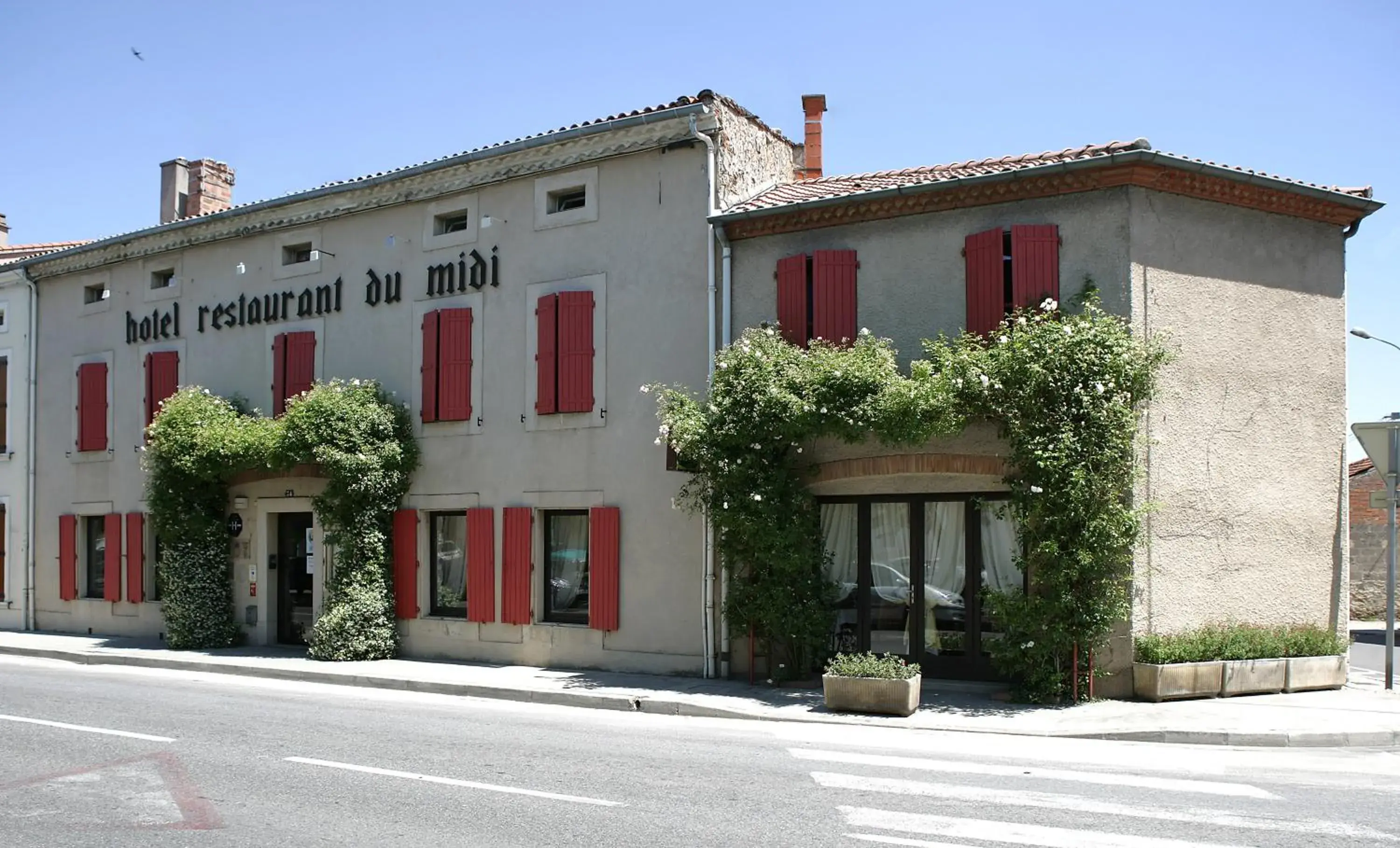 Facade/entrance, Property Building in Logis - Hôtel Restaurant du Midi