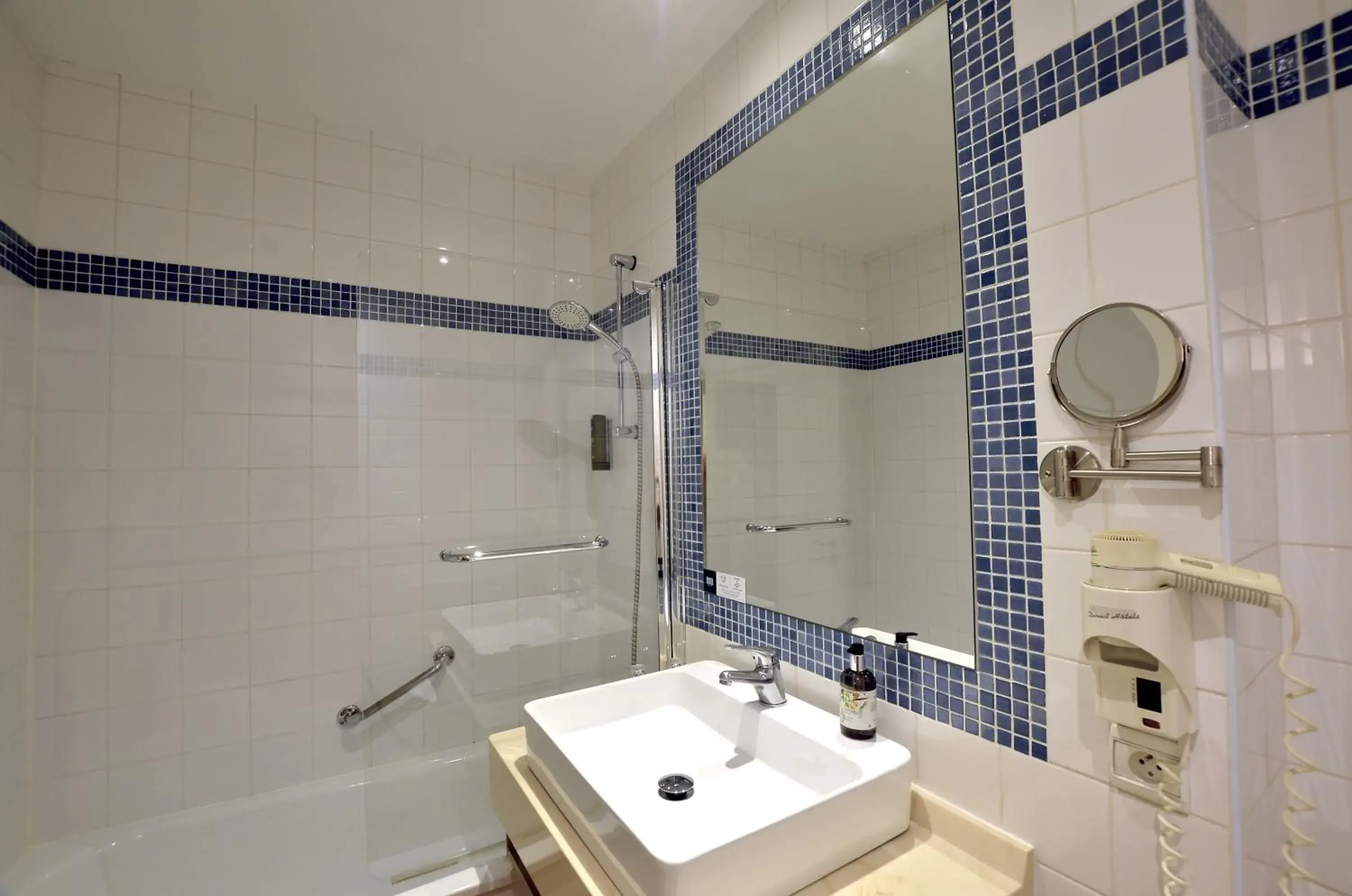 Bathroom in Logis Hôtels - Hôtel Restaurant du Midi Bathroom in Logis Hôtels - Hôtel Restaurant du Midi