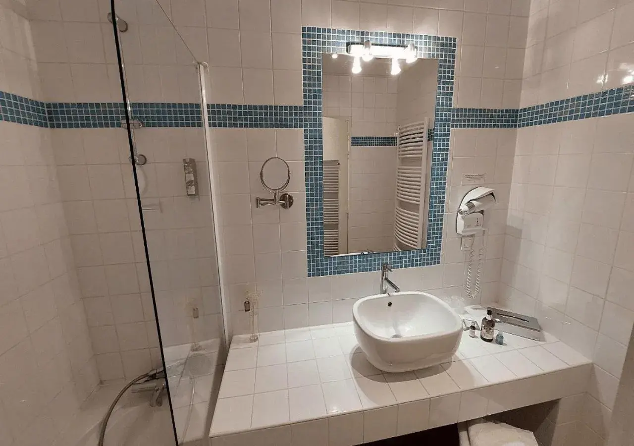 Bathroom in Logis Hôtels - Hôtel Restaurant du Midi Bathroom in Logis Hôtels - Hôtel Restaurant du Midi