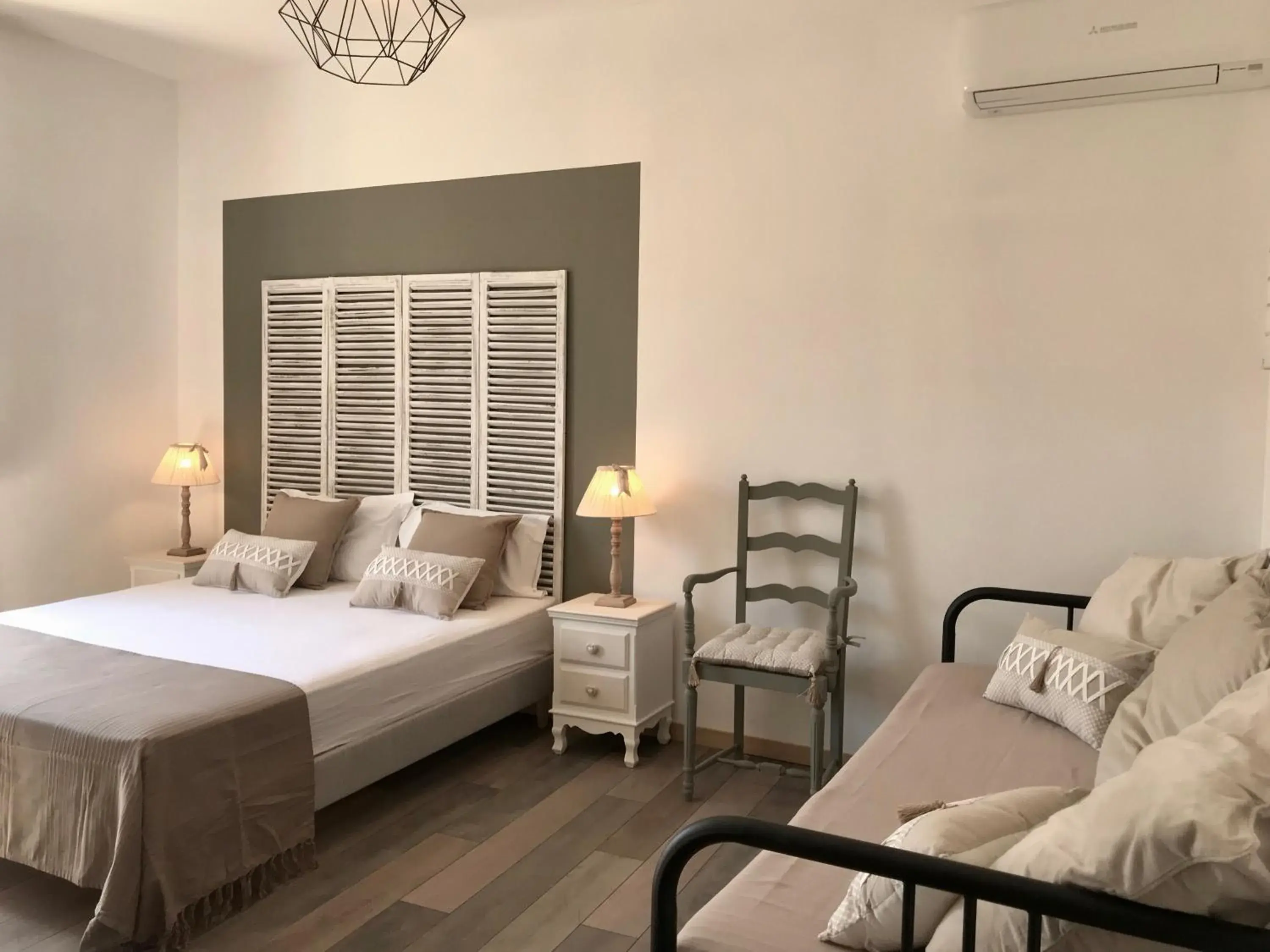 Quadruple Room in Ô 36 Rempart Sud B&B Quadruple Room in Ô 36 Rempart Sud B&B