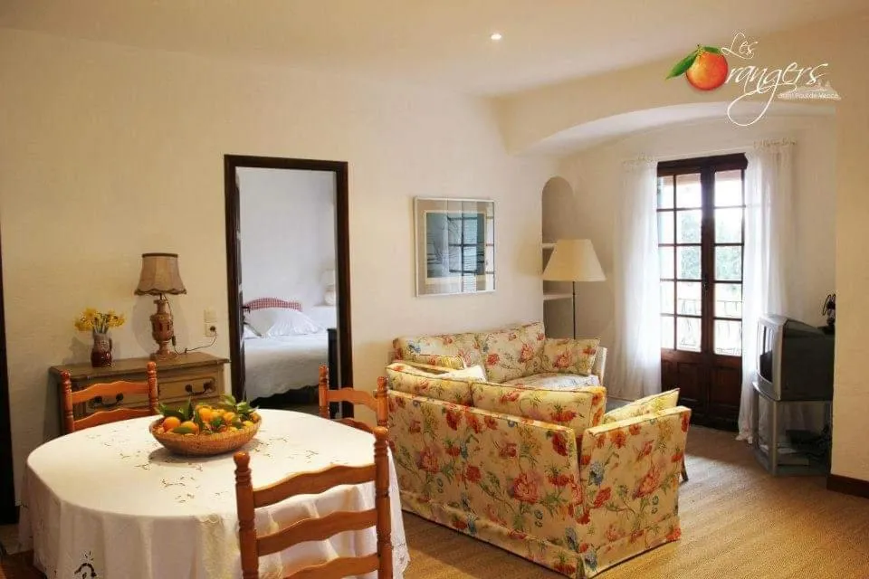 Living room, Bed in Les Orangers