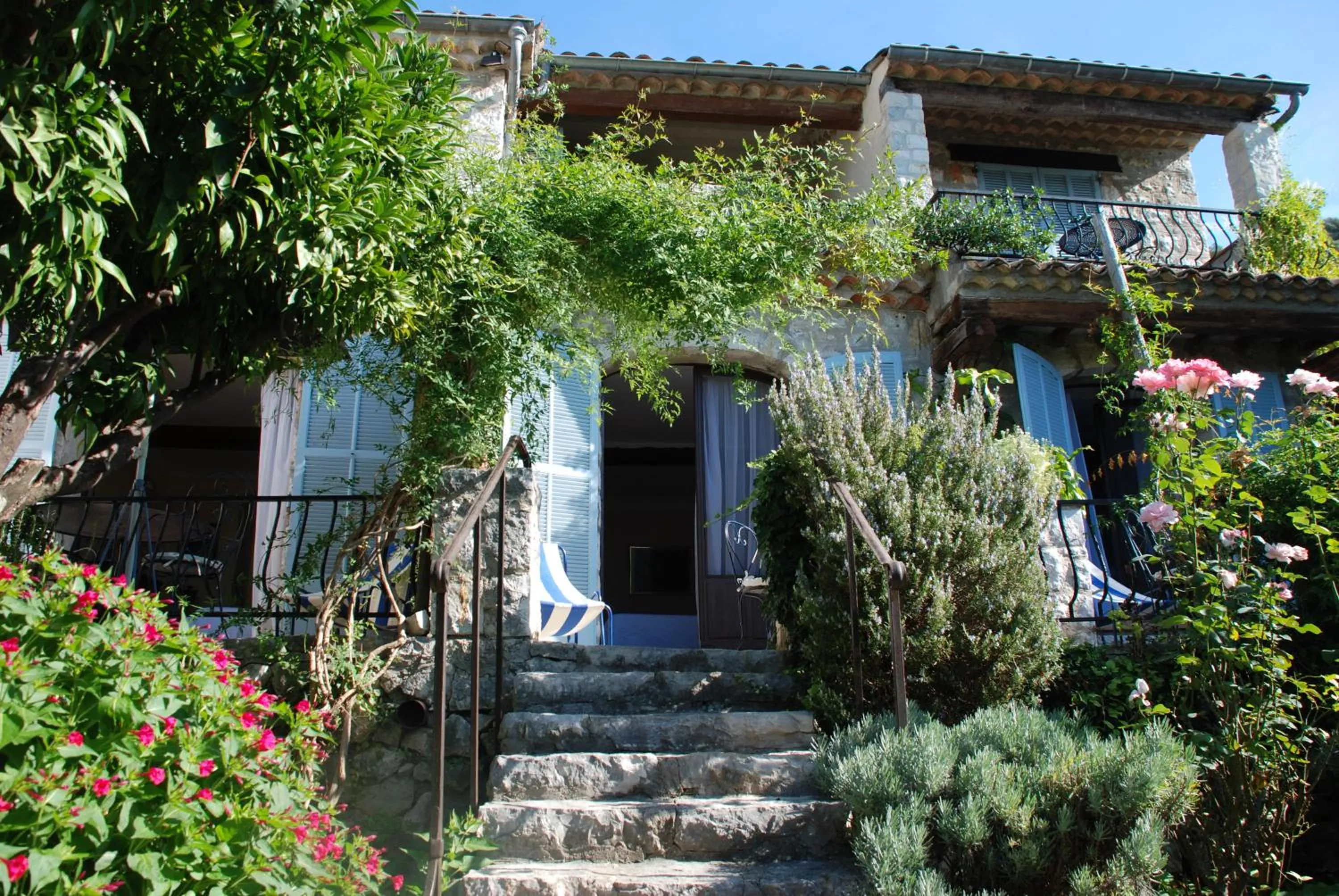 Facade/entrance in Les Orangers