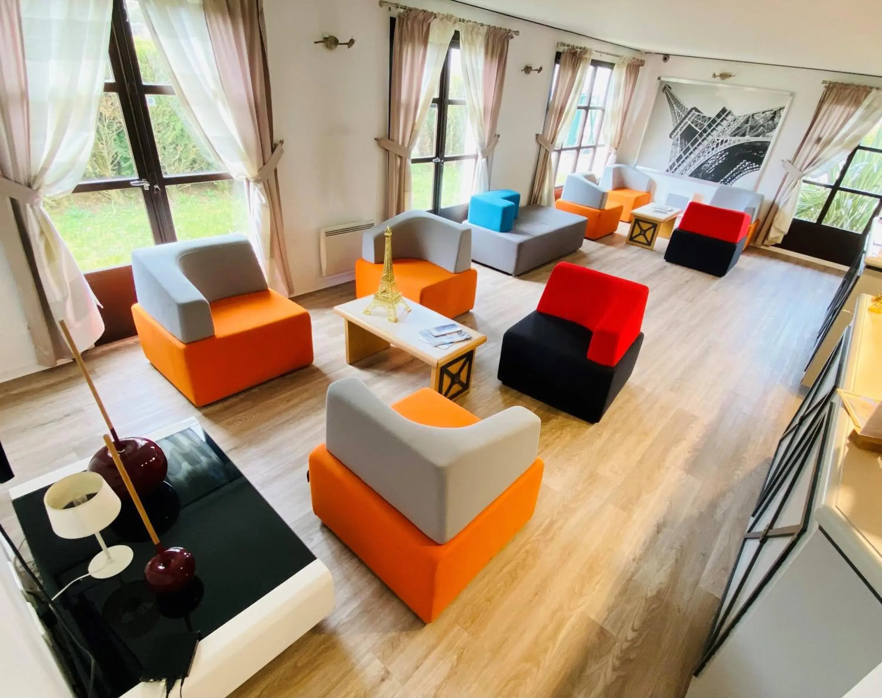 Property building in Hotel Pavillon des Gatines Property building in Hotel Pavillon des Gatines