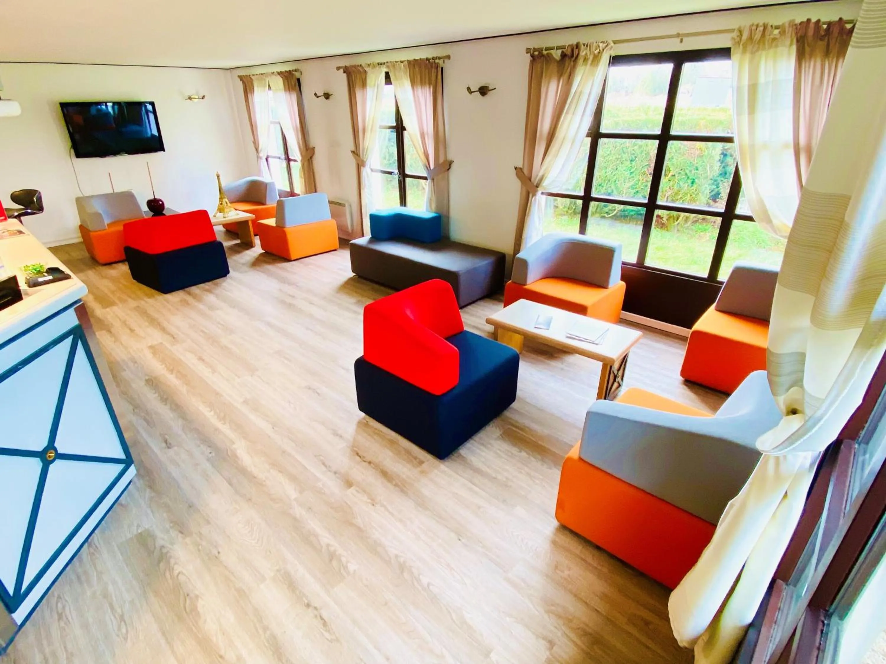 Property building in Hotel Pavillon des Gatines