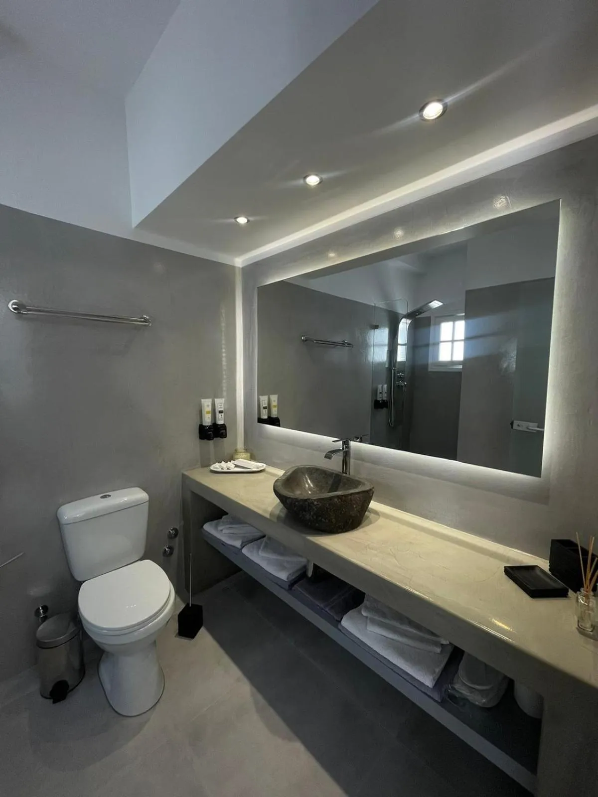 Toilet in Zoumis Residence