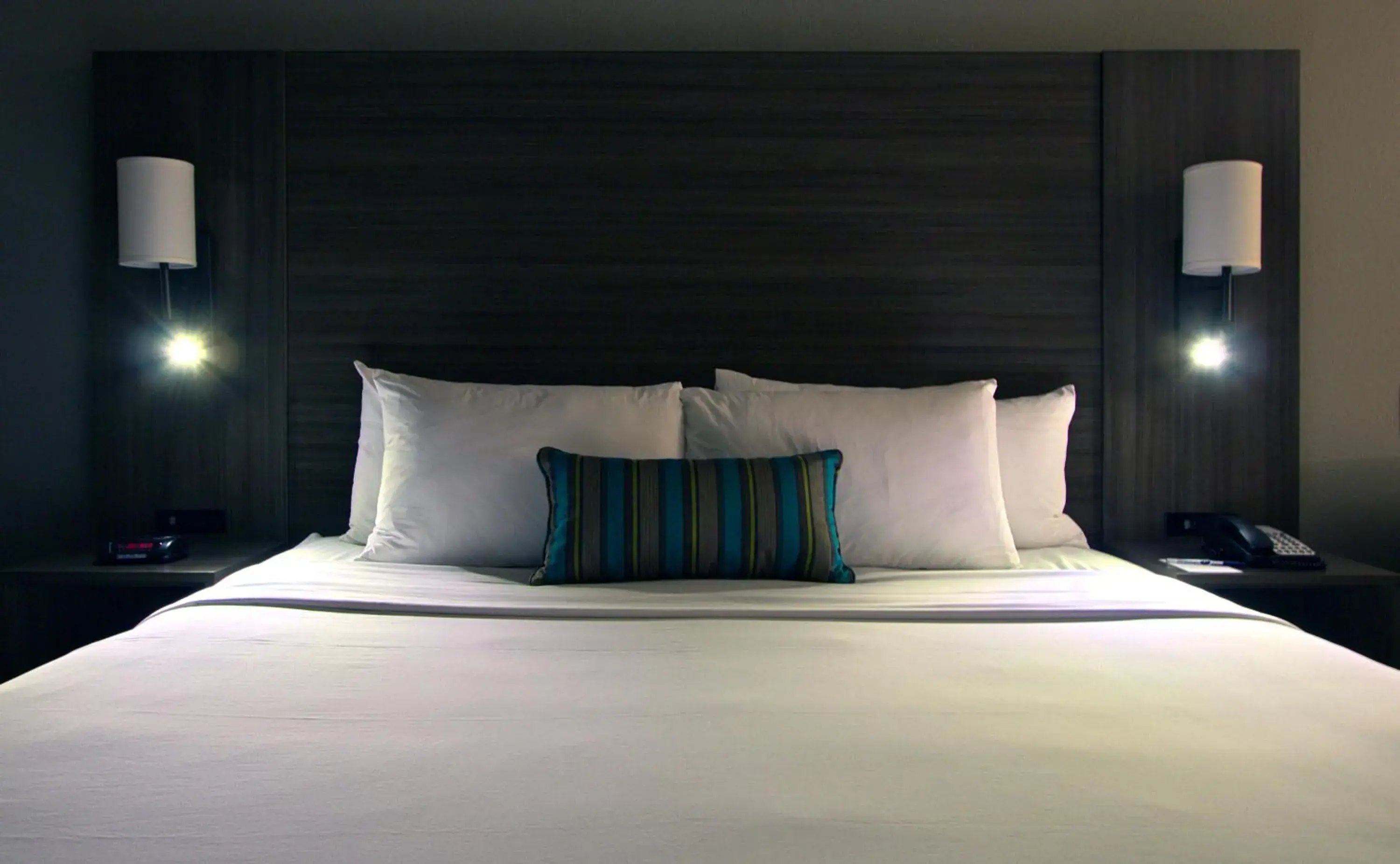 Bed in Executive Inn & Suites Oakland Bed in Executive Inn & Suites Oakland