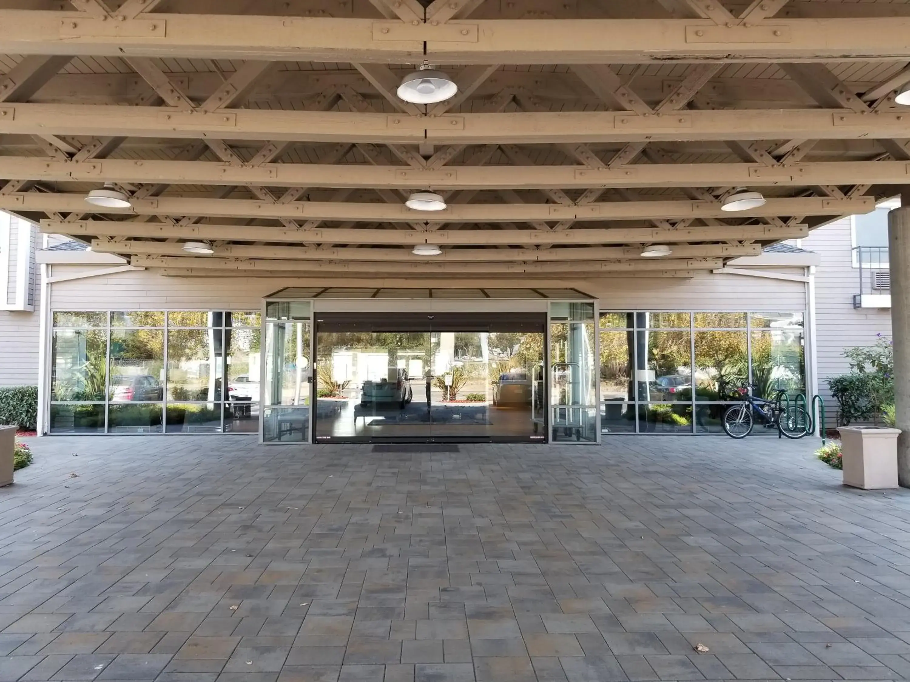 Facade/entrance in Executive Inn & Suites Oakland Facade/entrance in Executive Inn & Suites Oakland