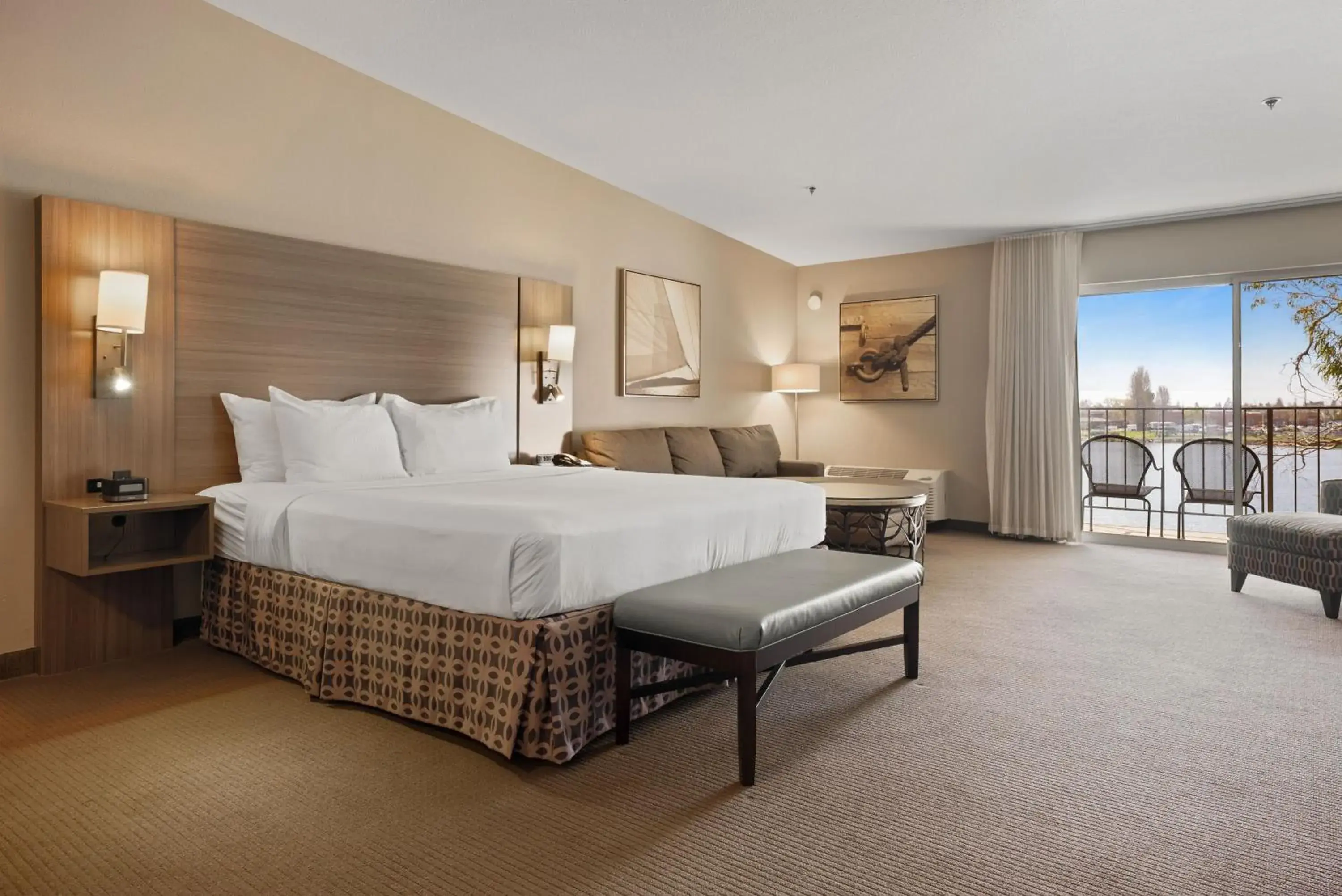 Lake view, Bed in Executive Inn & Suites Oakland Lake view, Bed in Executive Inn & Suites Oakland