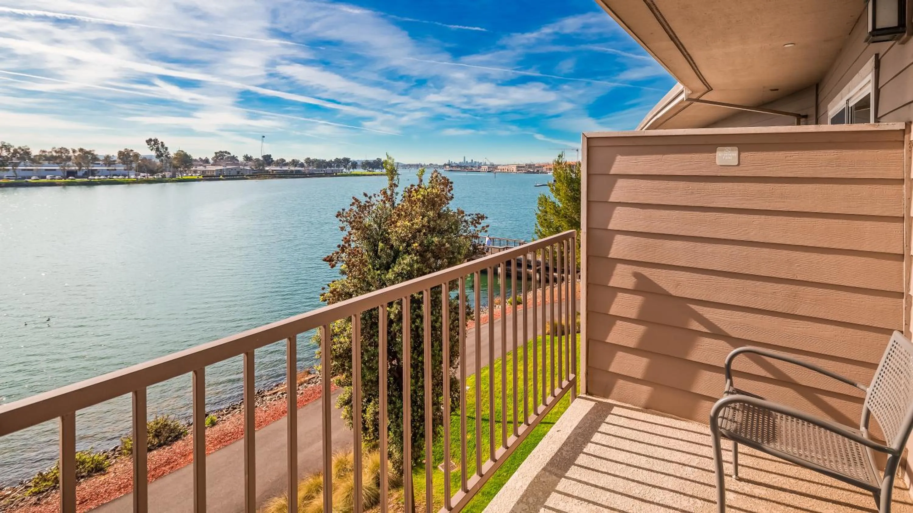 King Room with Water View in Executive Inn & Suites Oakland