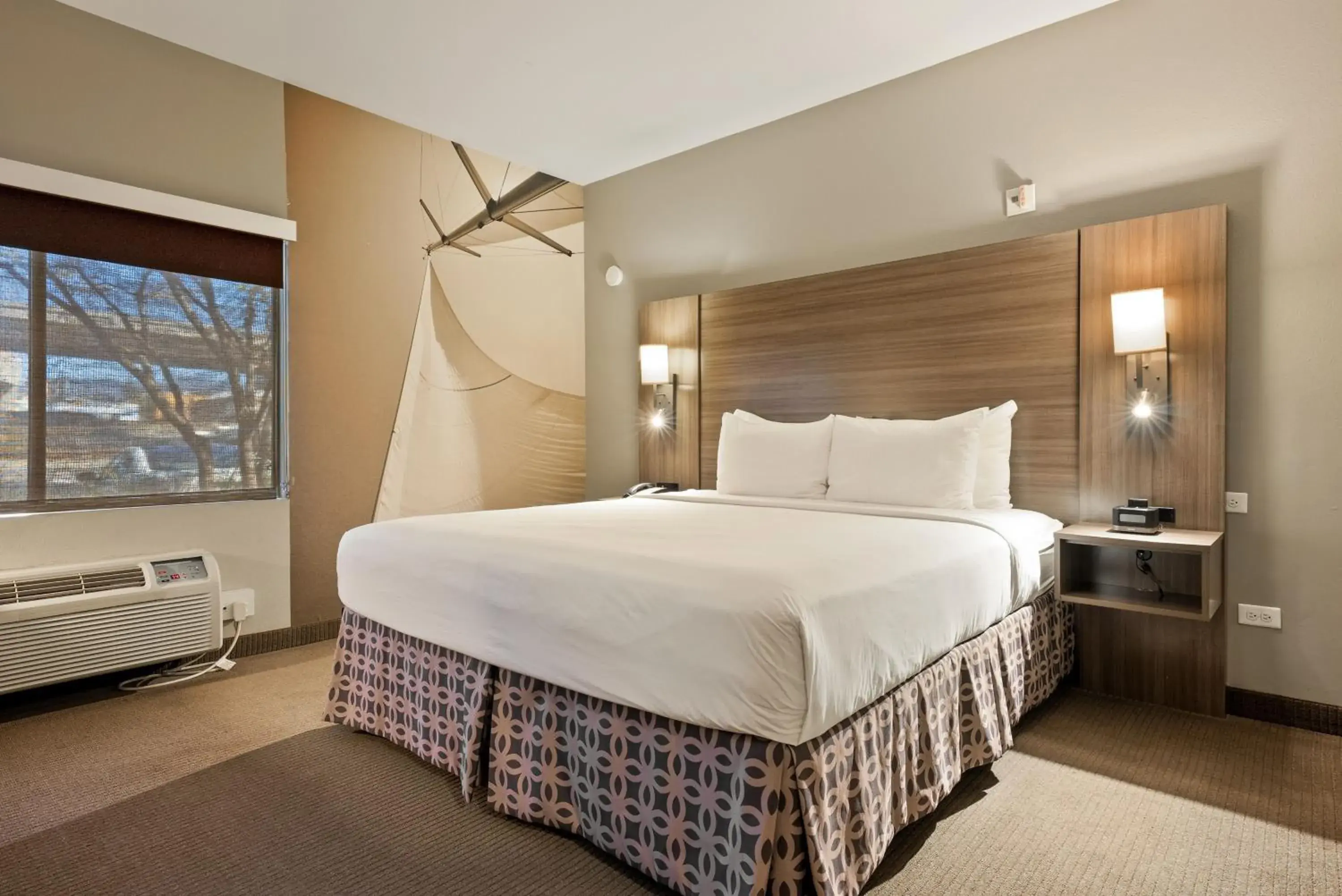 Photo of the whole room, Bed in Executive Inn & Suites Oakland Photo of the whole room, Bed in Executive Inn & Suites Oakland