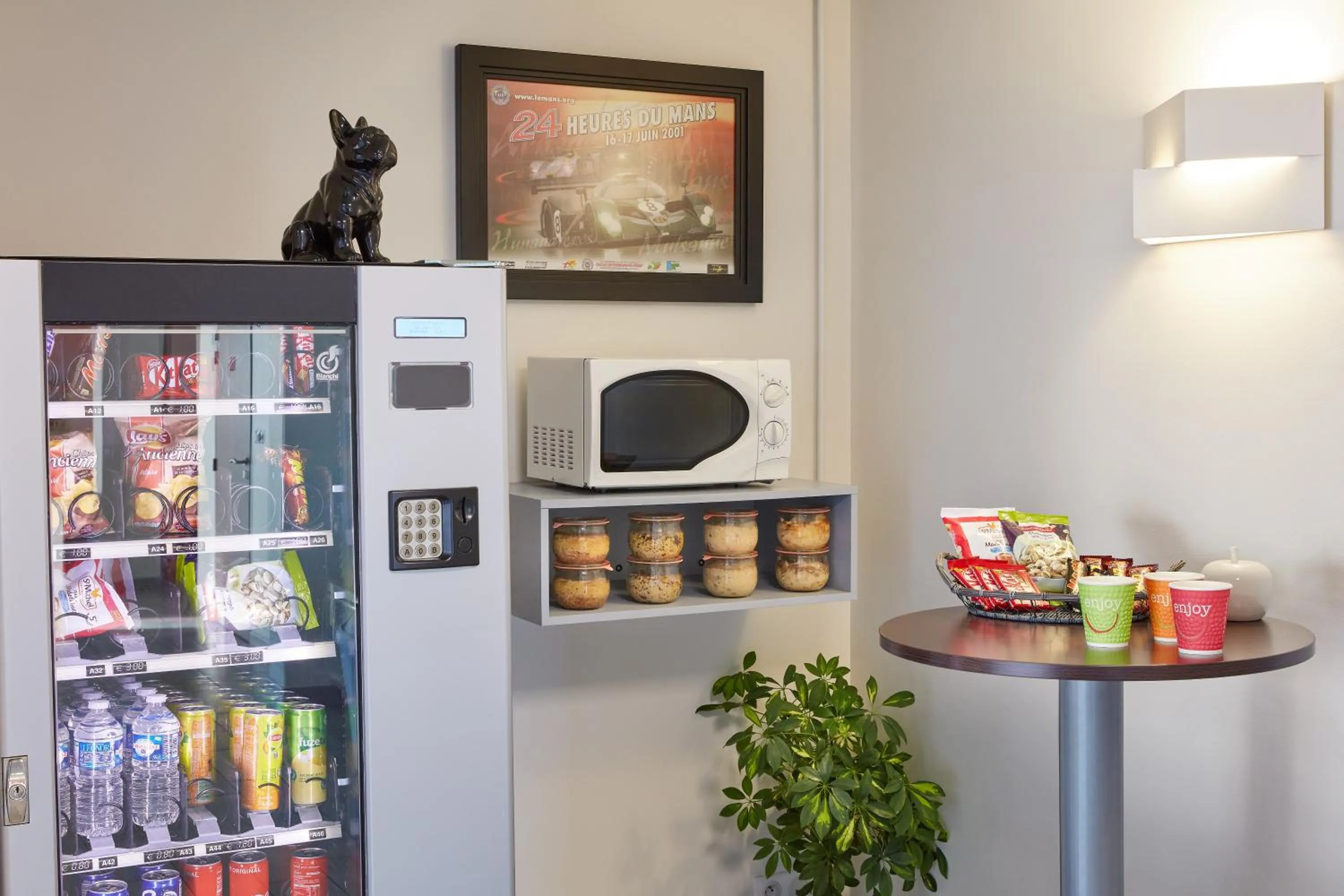 Coffee/tea facilities in Ashley Hotel Le Mans Sud