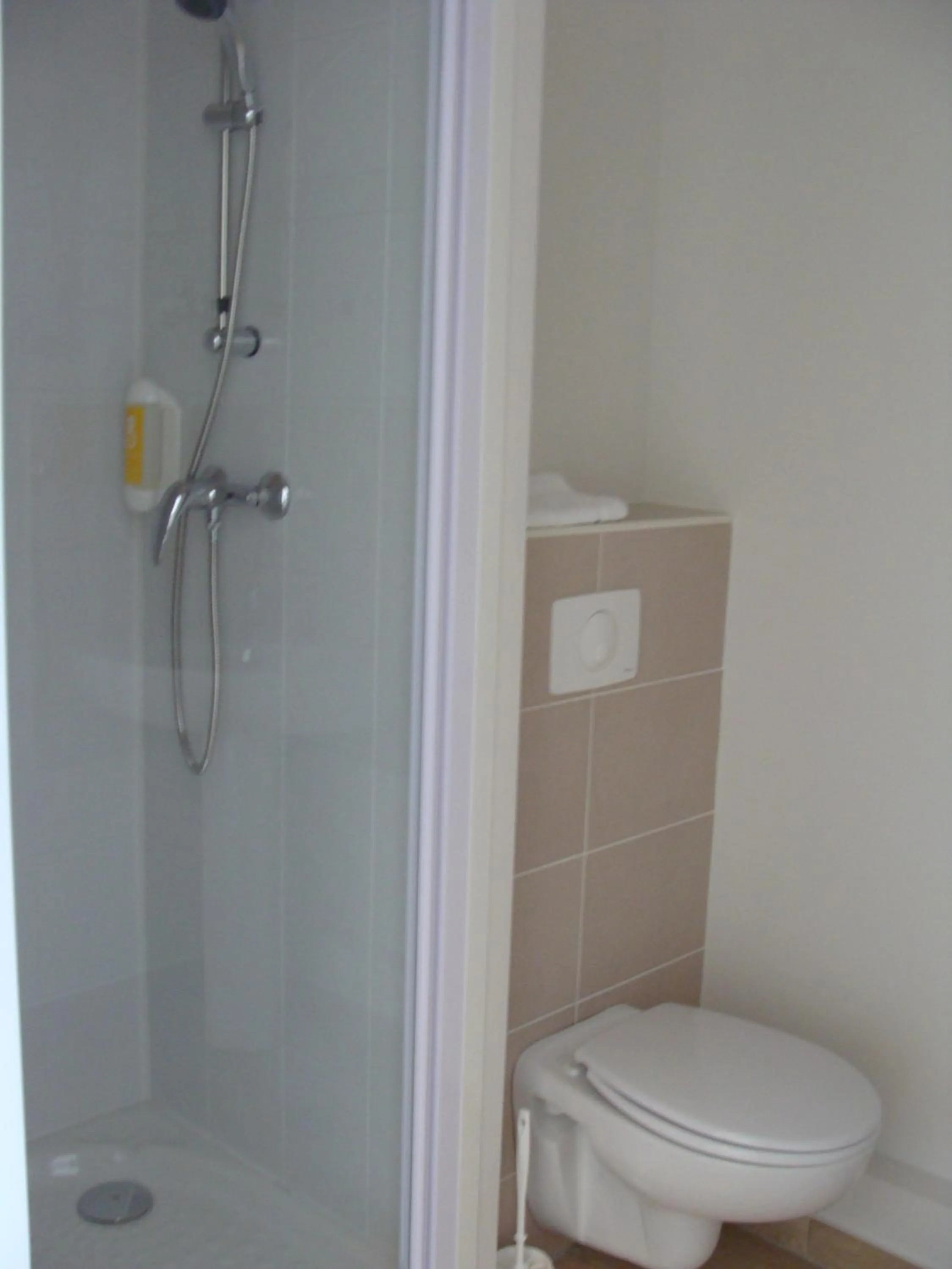 Shower, Bathroom in Ashley Hotel Le Mans Sud