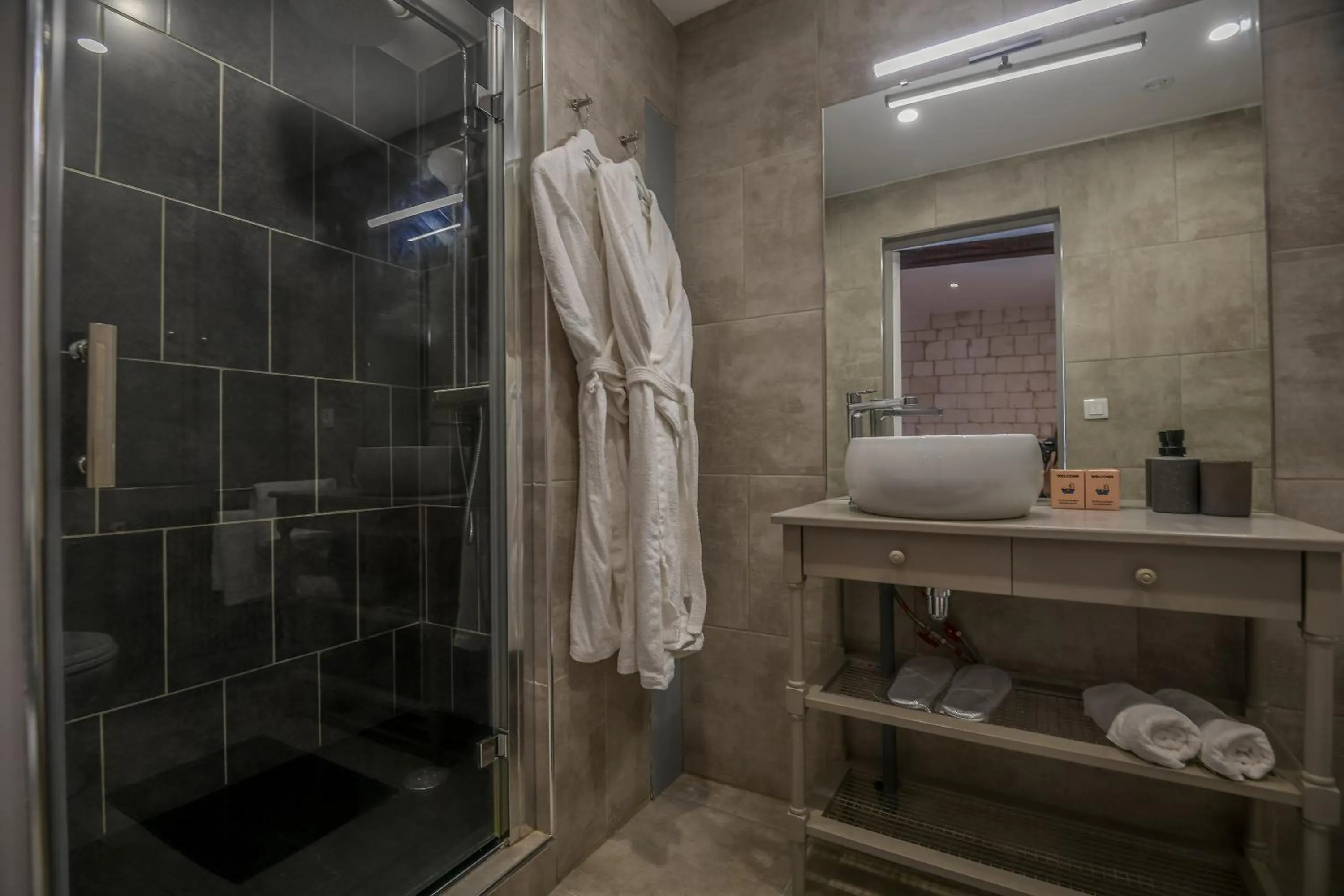 Bathroom in Le Relais du Beffroi & SPA