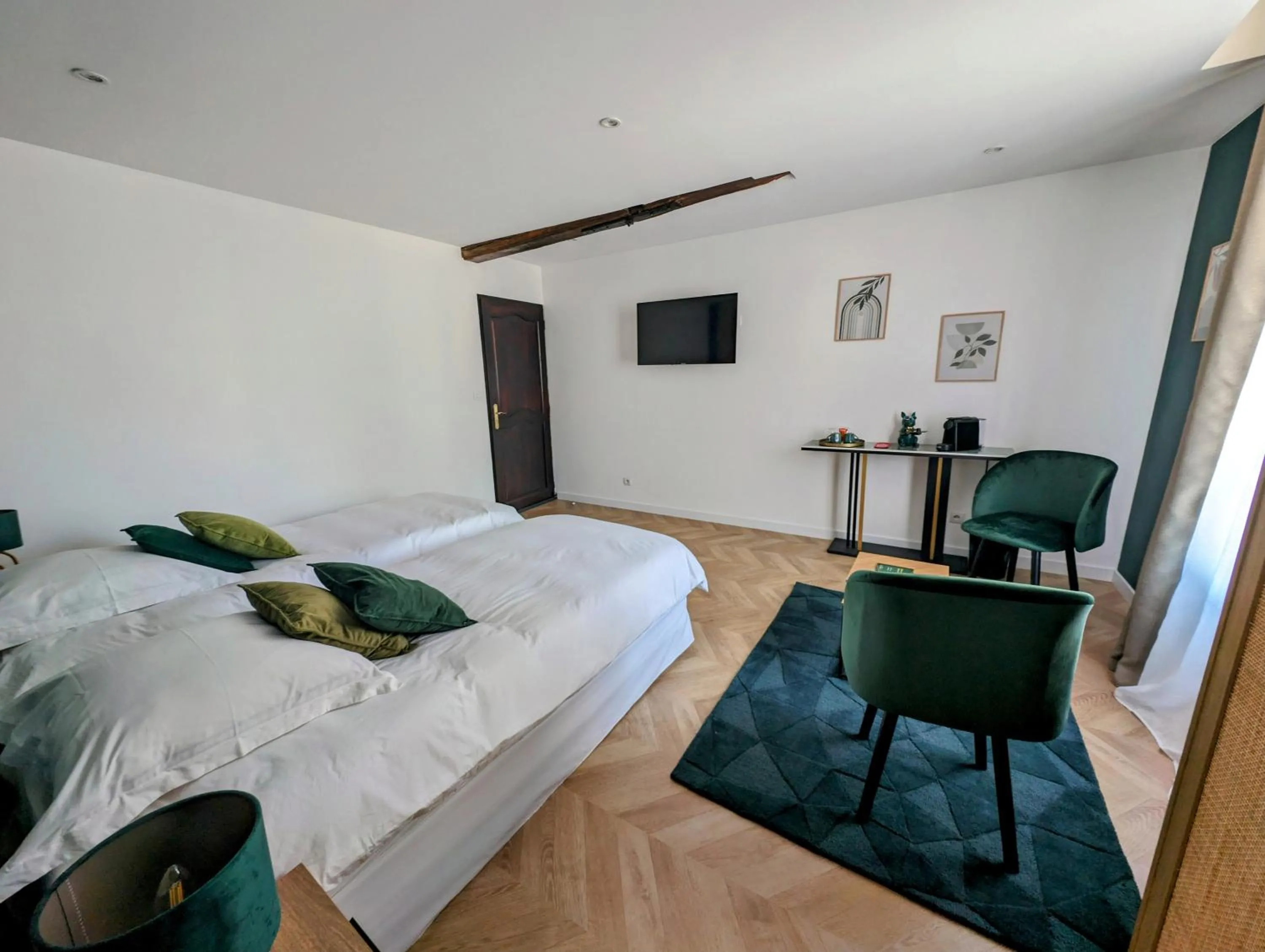 Photo of the whole room, Bed in Le Relais du Beffroi & SPA
