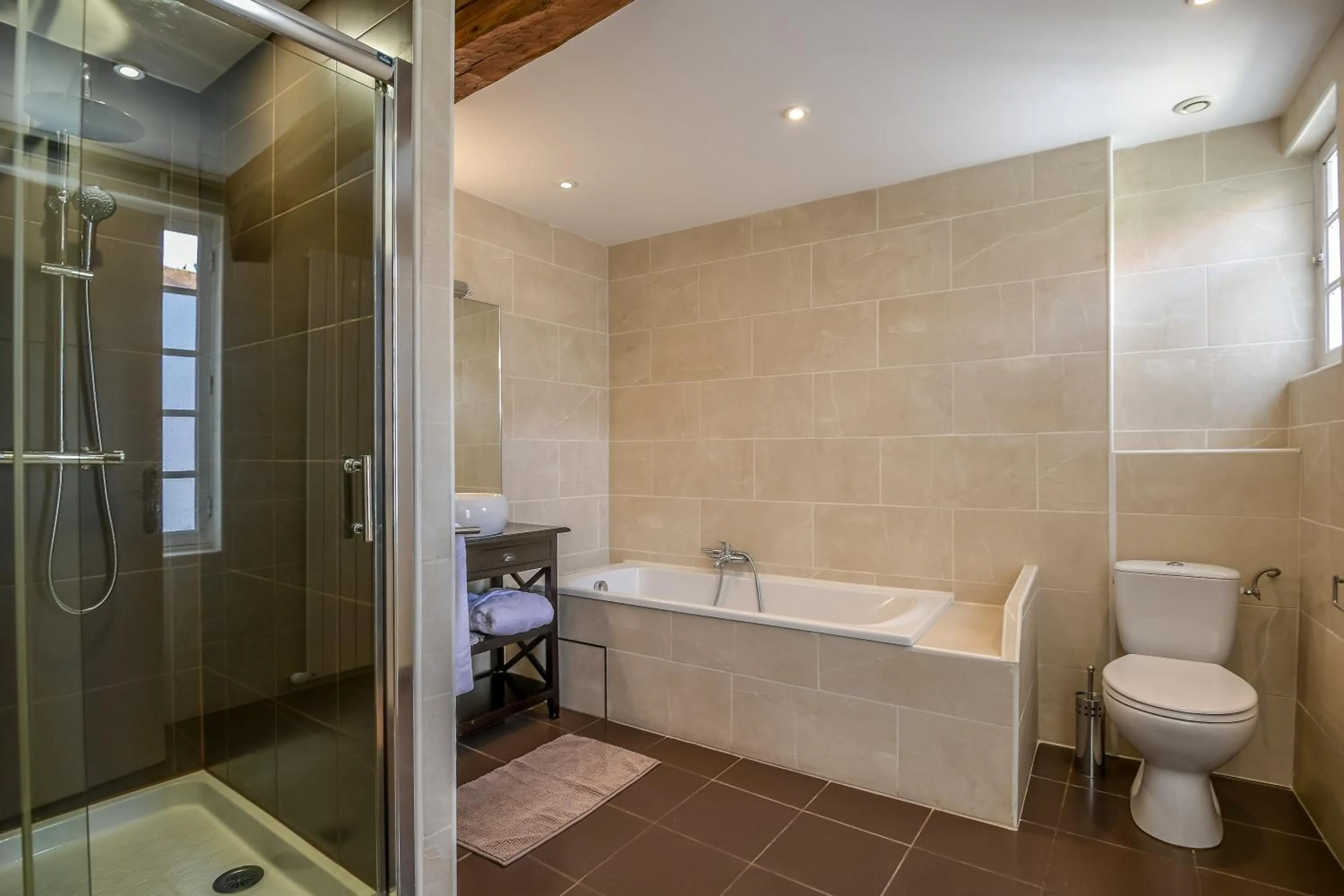 Bathroom in Le Relais du Beffroi & SPA