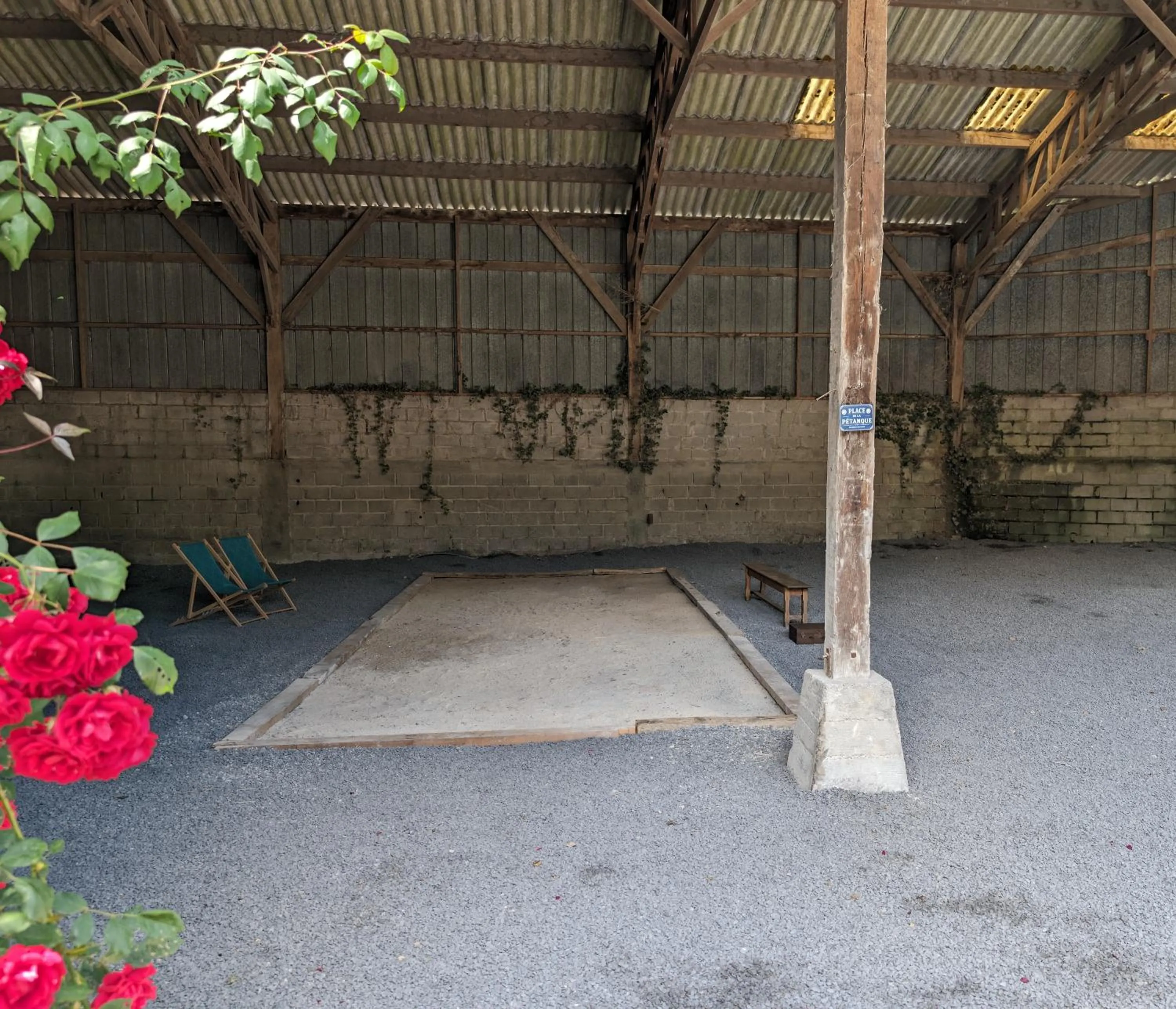 Patio in Le Relais du Beffroi & SPA