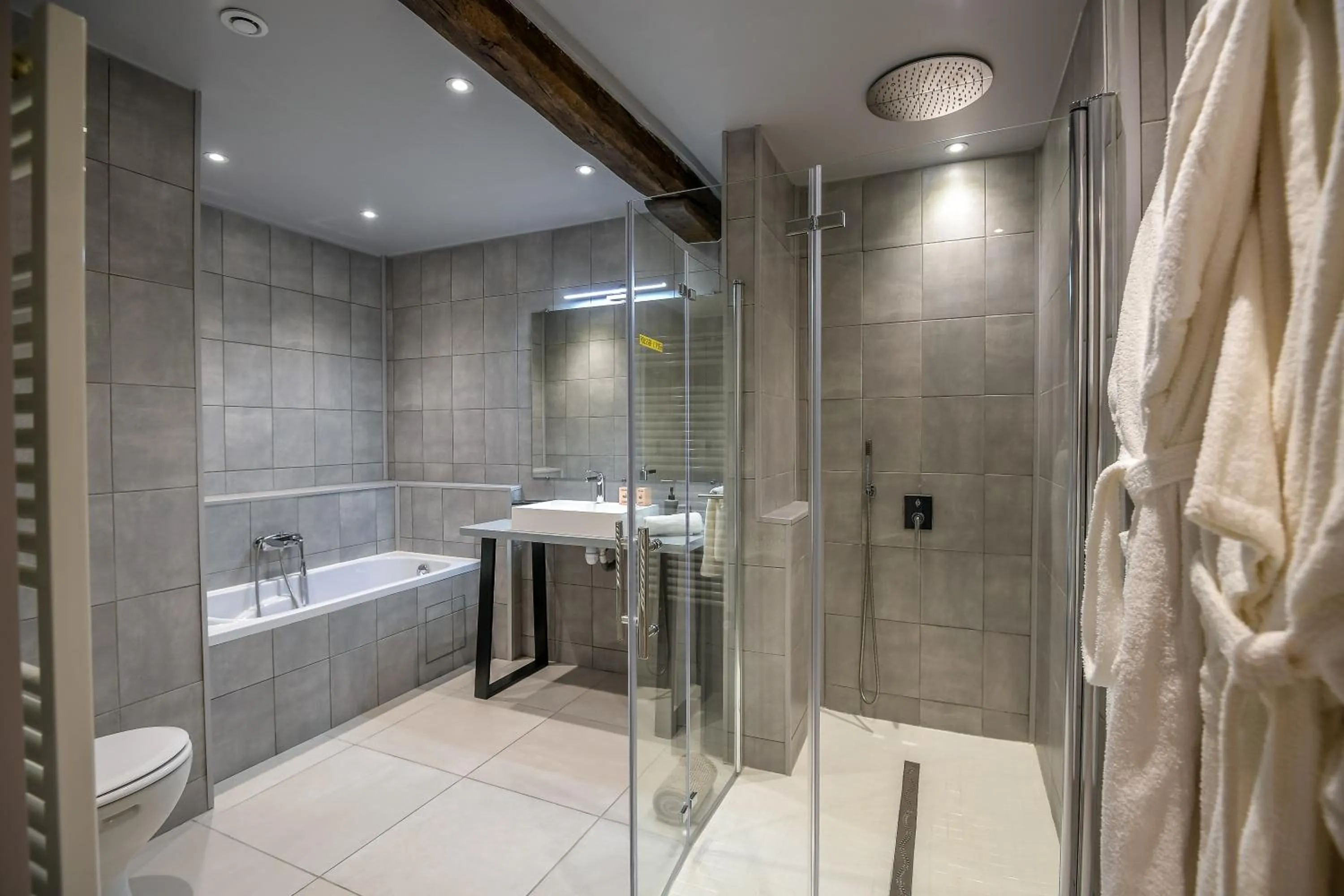 Bathroom in Le Relais du Beffroi & SPA