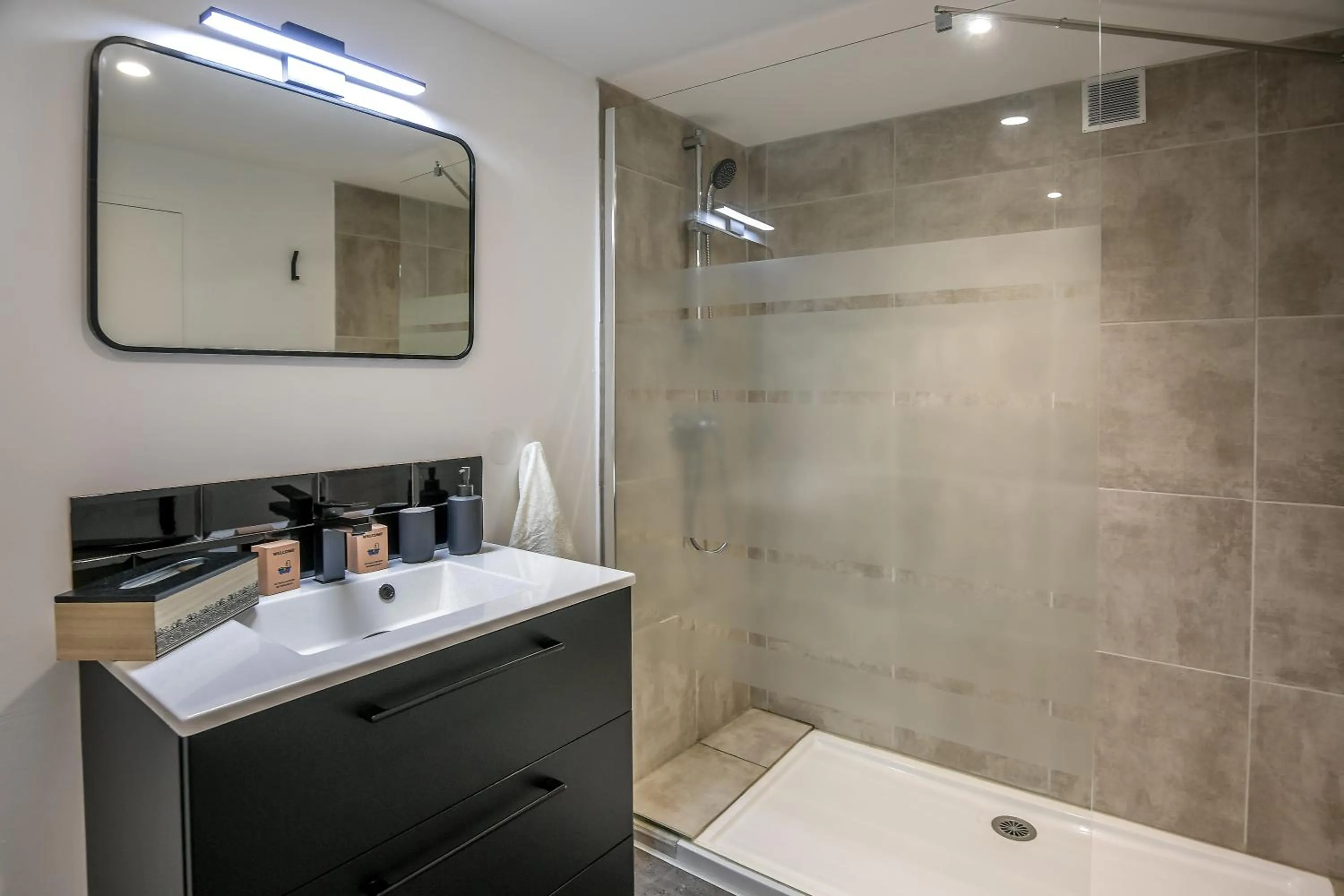 Bathroom in Le Relais du Beffroi & SPA