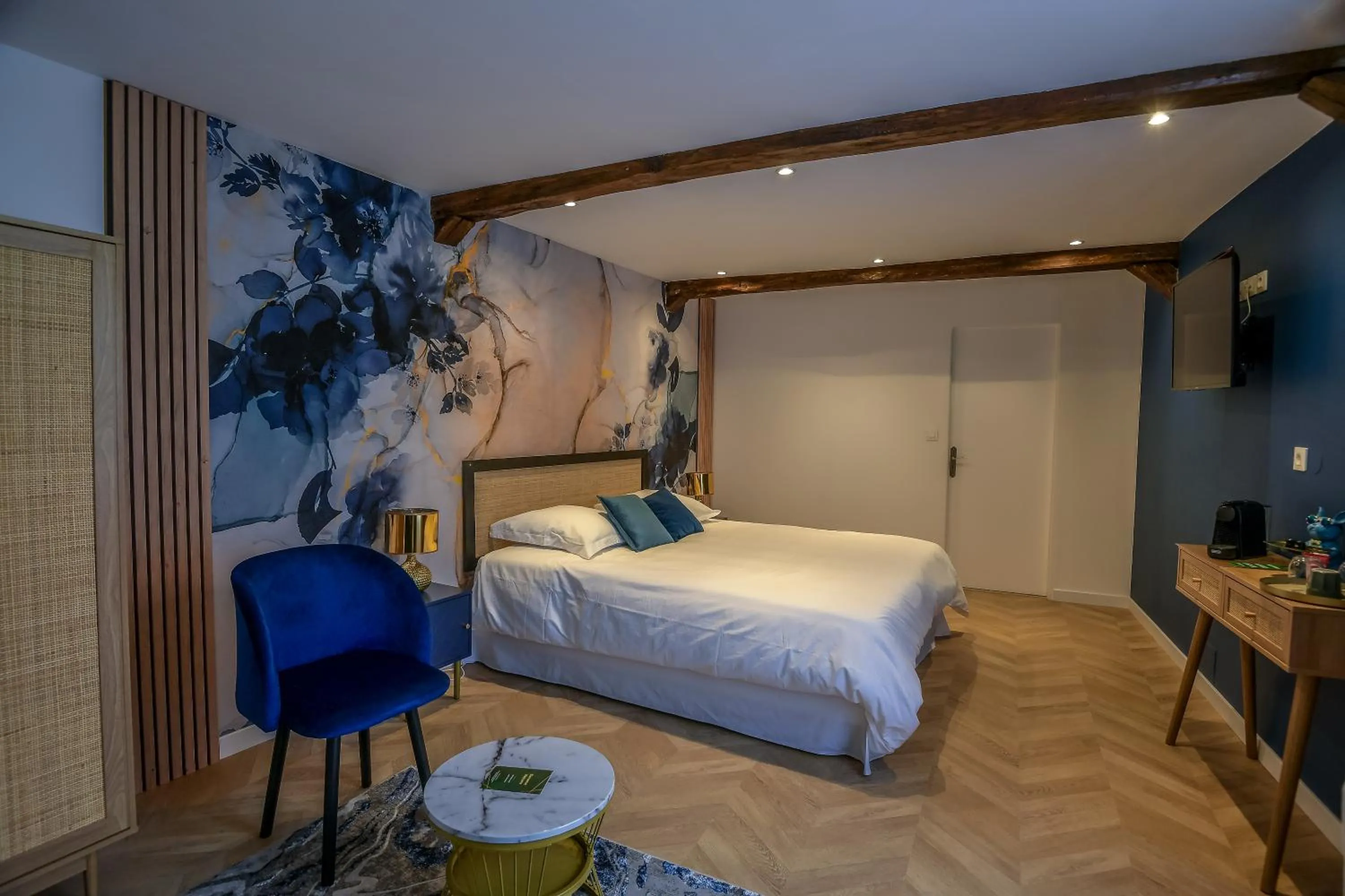 Photo of the whole room, Bed in Le Relais du Beffroi & SPA