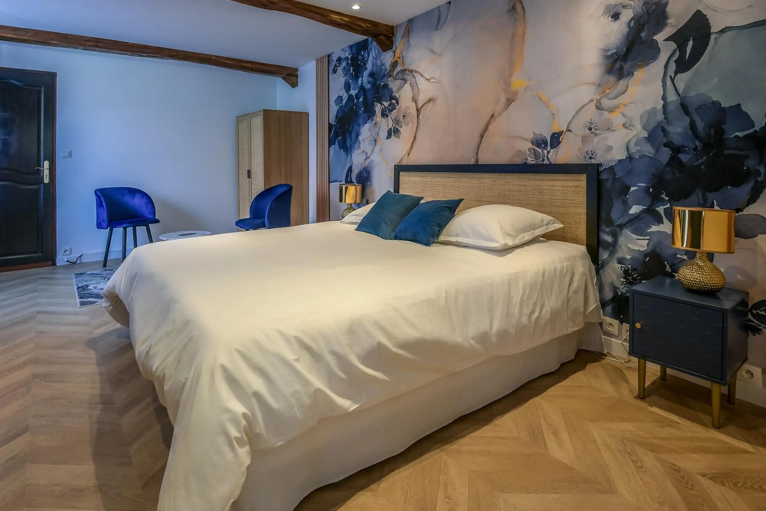 Photo of the whole room, Bed in Le Relais du Beffroi & SPA