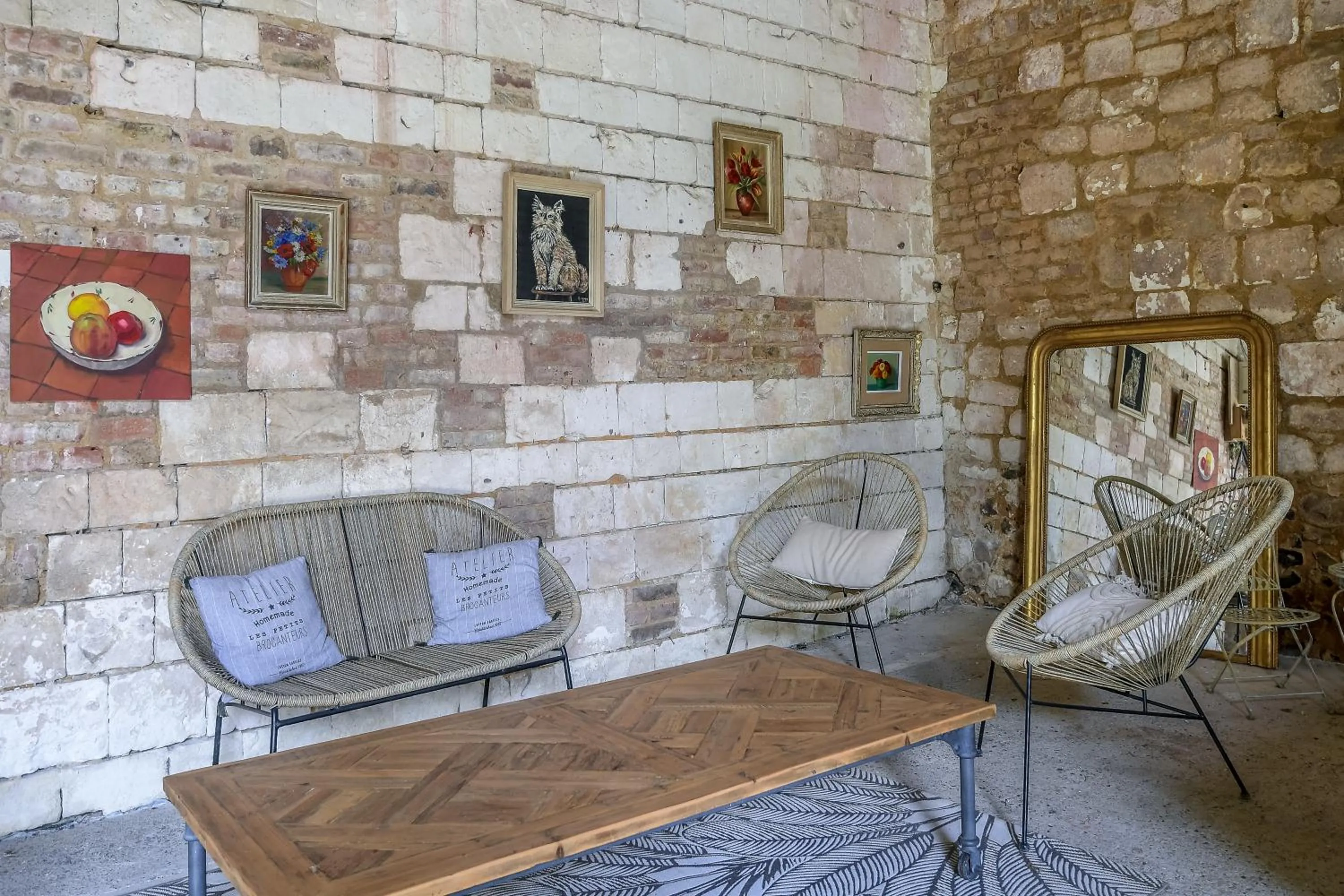 Patio in Le Relais du Beffroi & SPA