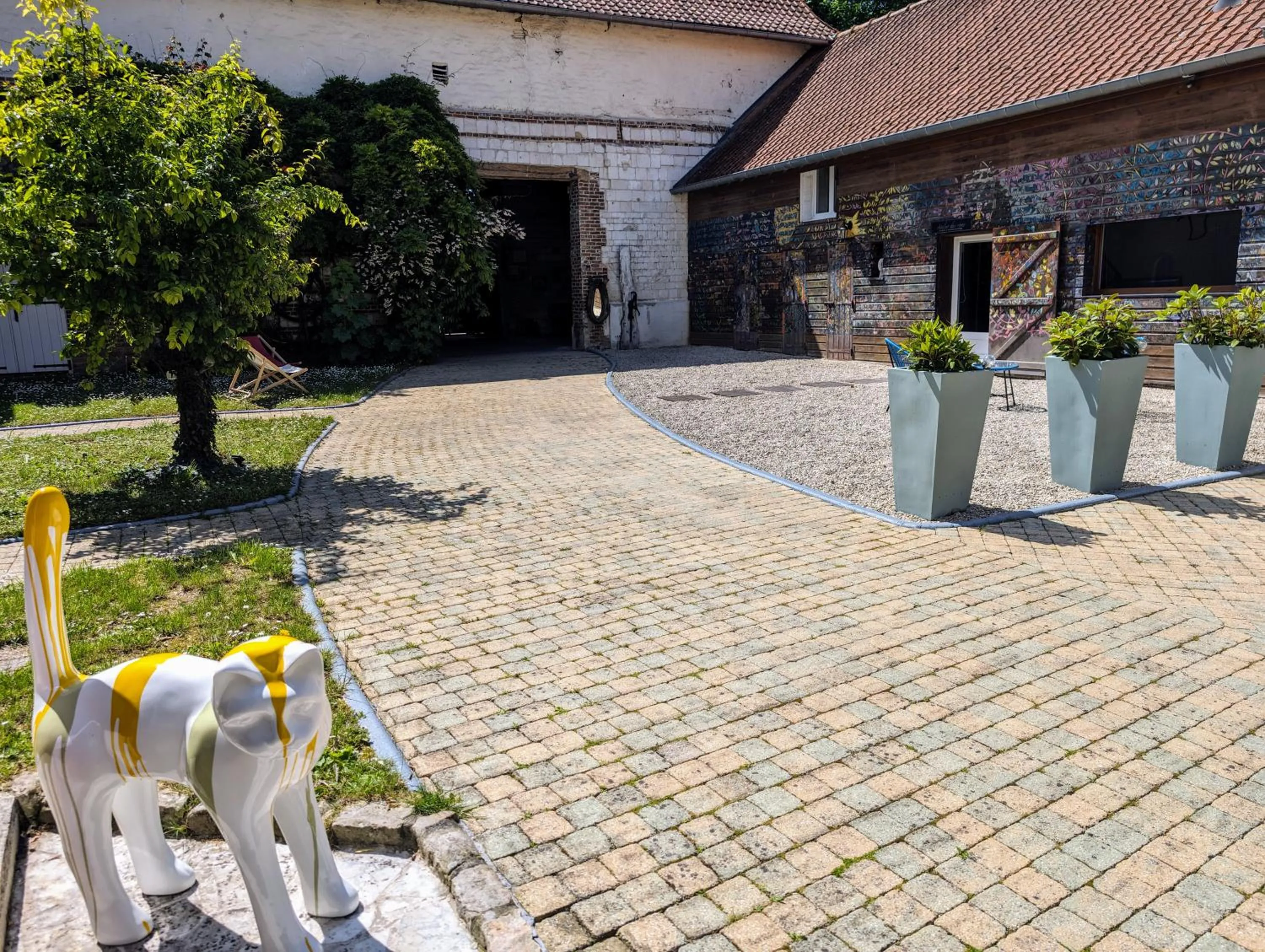 Inner courtyard view in Le Relais du Beffroi & SPA