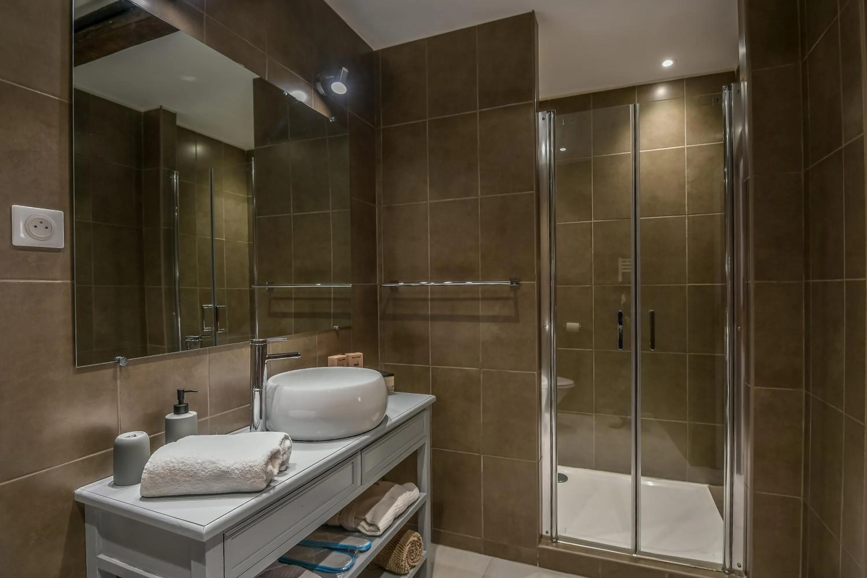 Bathroom in Le Relais du Beffroi & SPA
